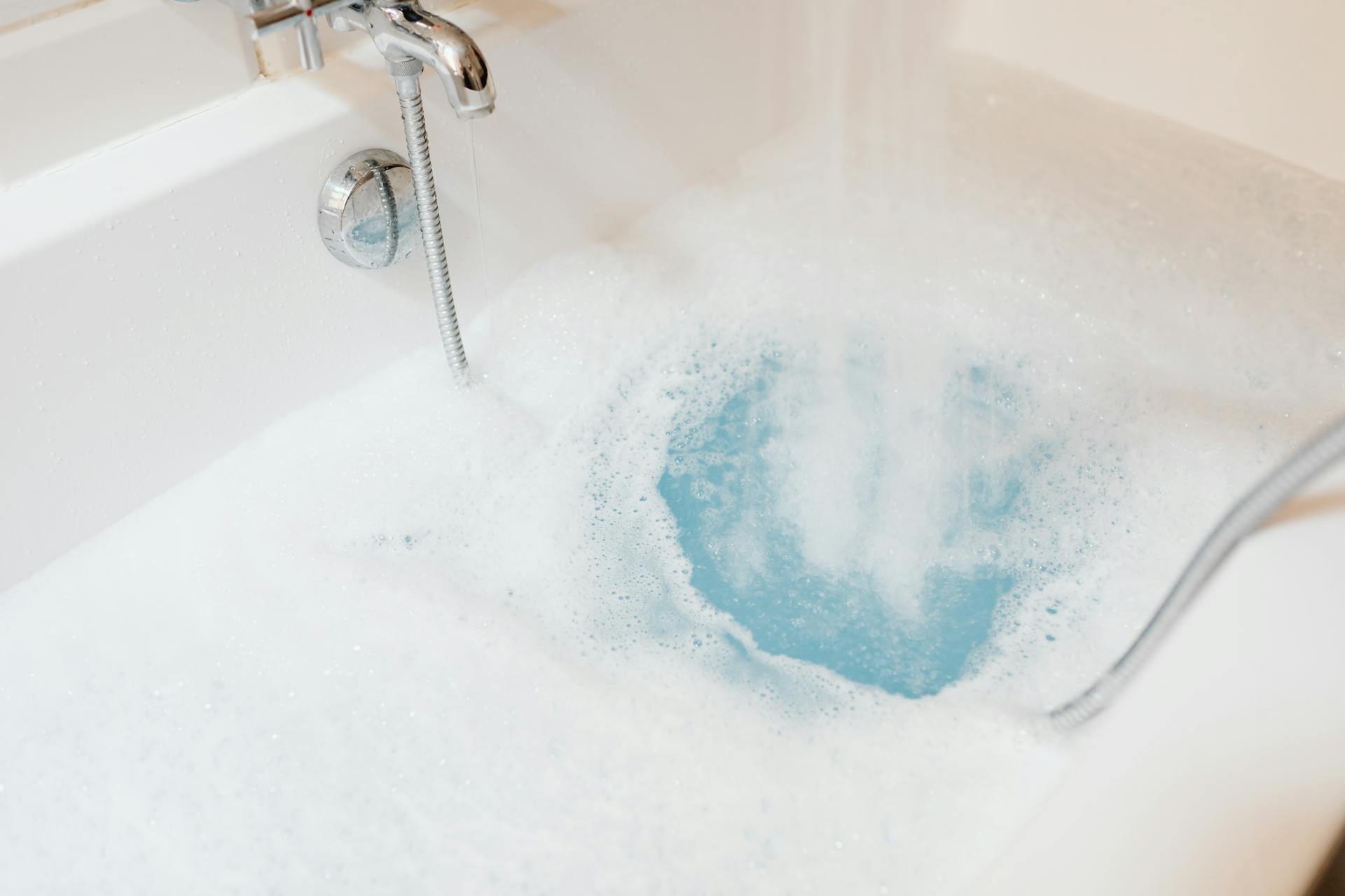 Una bañera llena de agua jabonosa | Fuente: Pexels