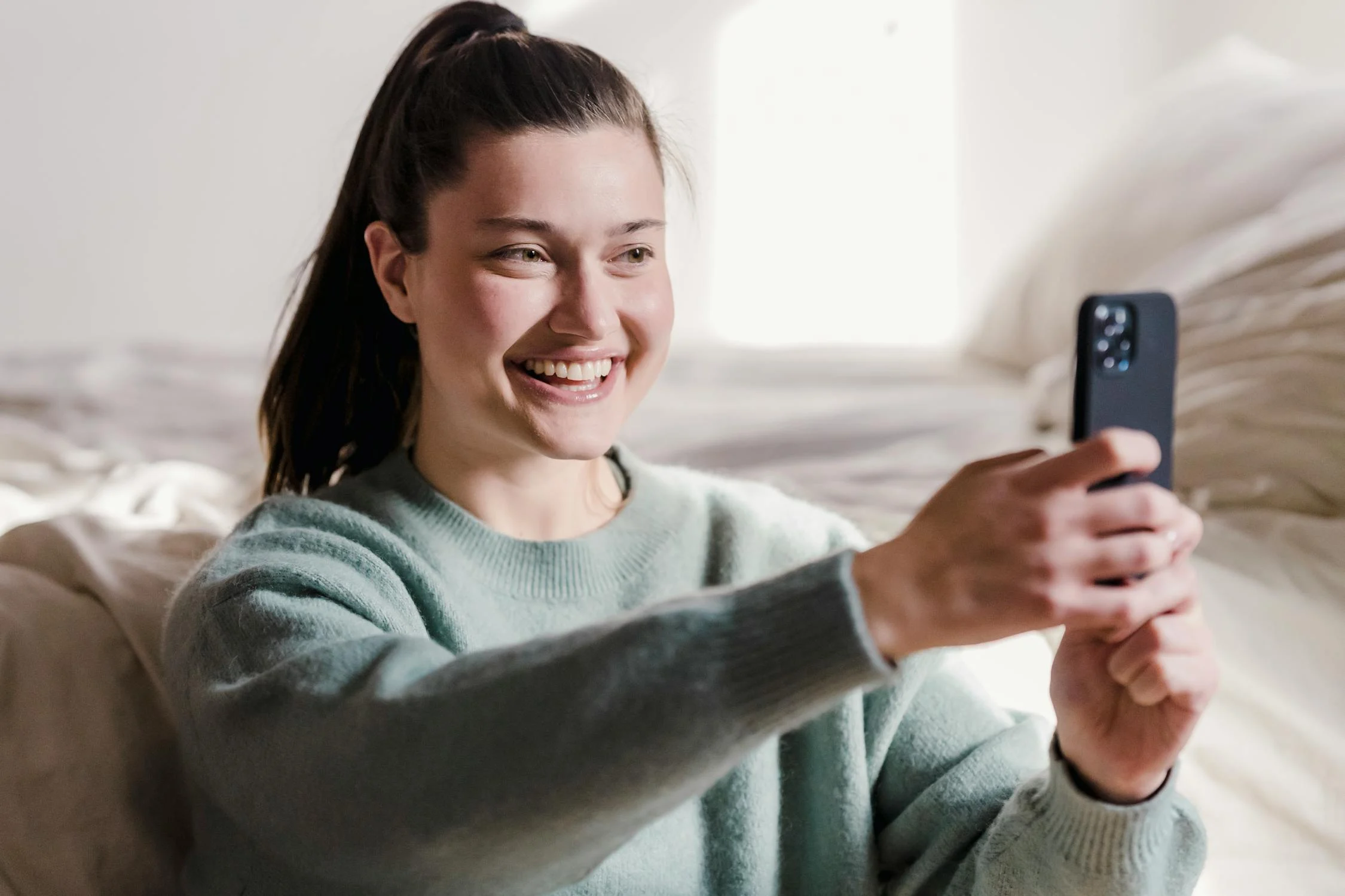 Una mujer haciendo una foto con su teléfono | Fuente: Pexels