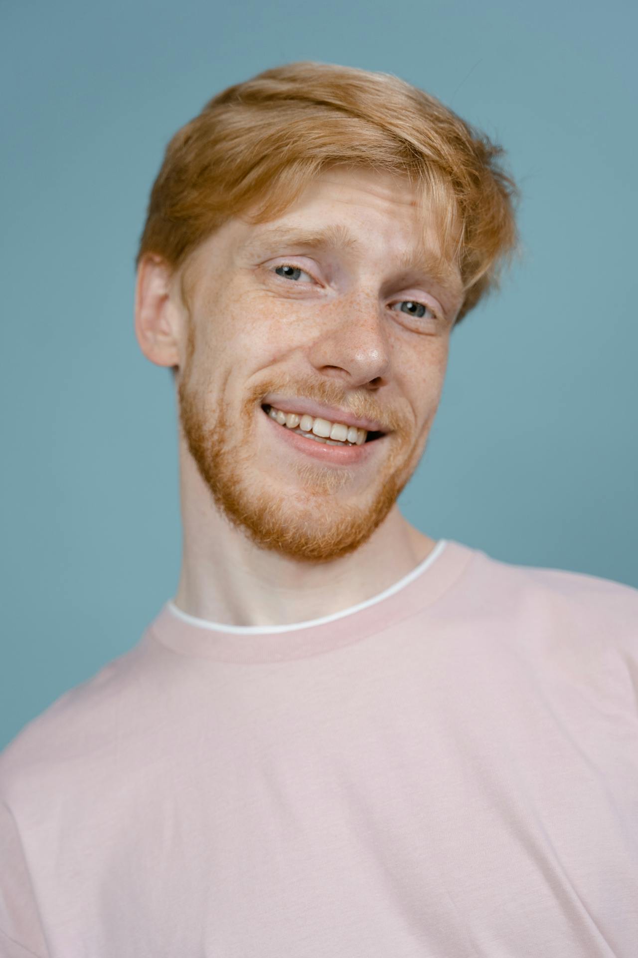 Un hombre sonriendo | Fuente: Pexels