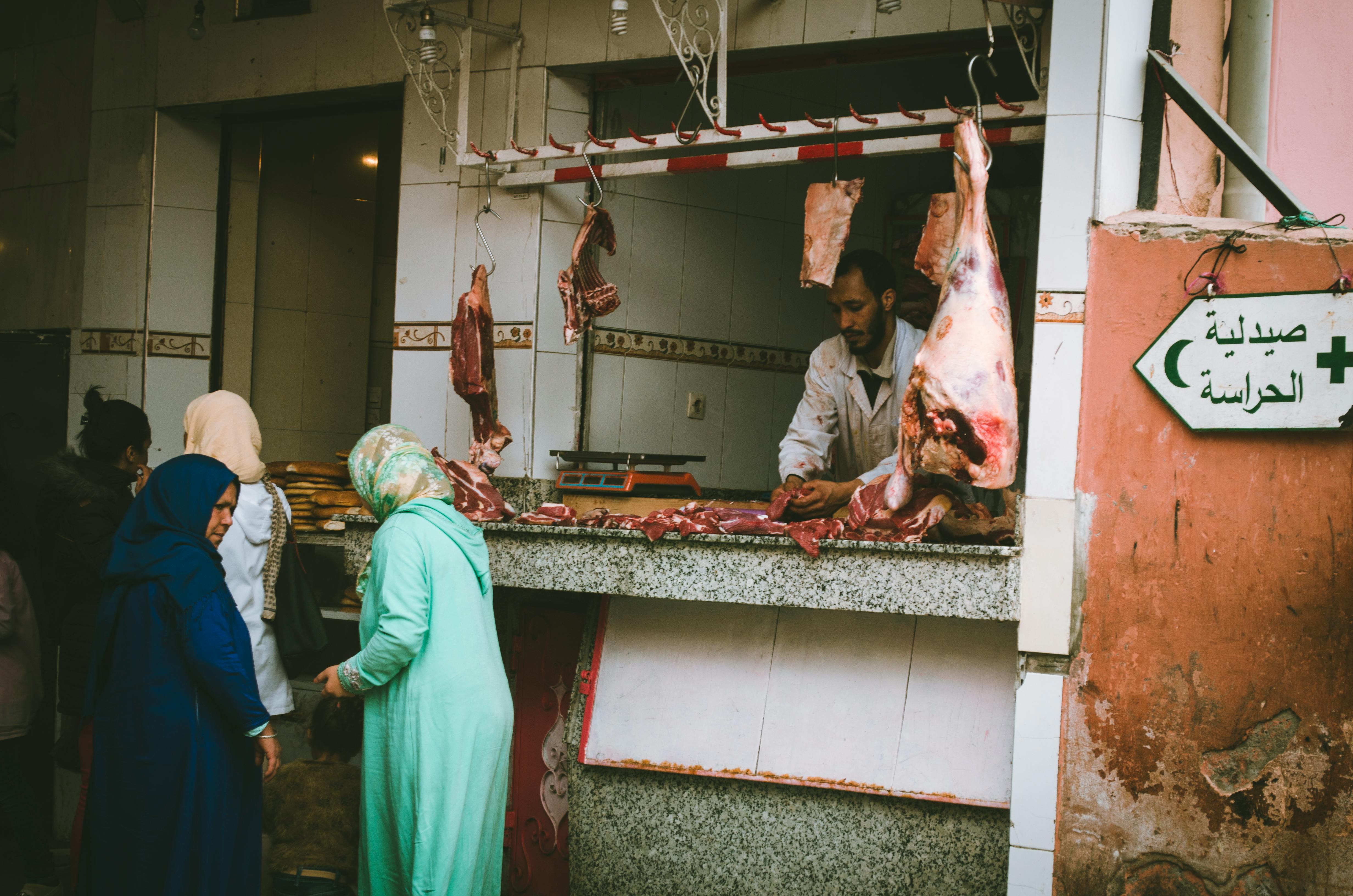 Gente comprando carne en una carnicería | Fuente: Pexels