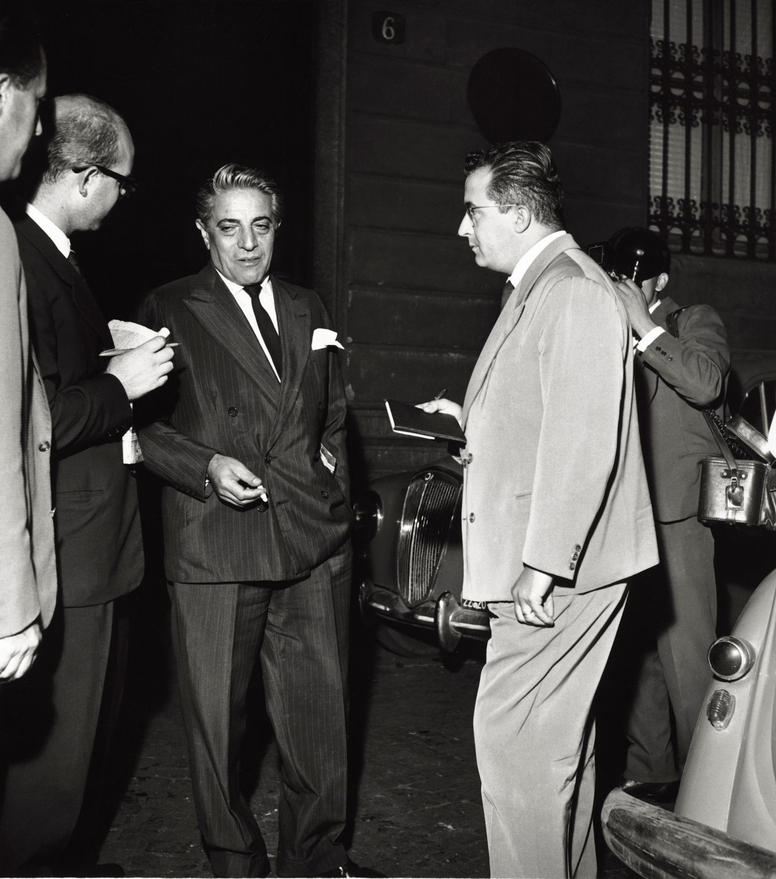Aristóteles Onassis hablando con reporteros en 1959. │Foto: Getty Images