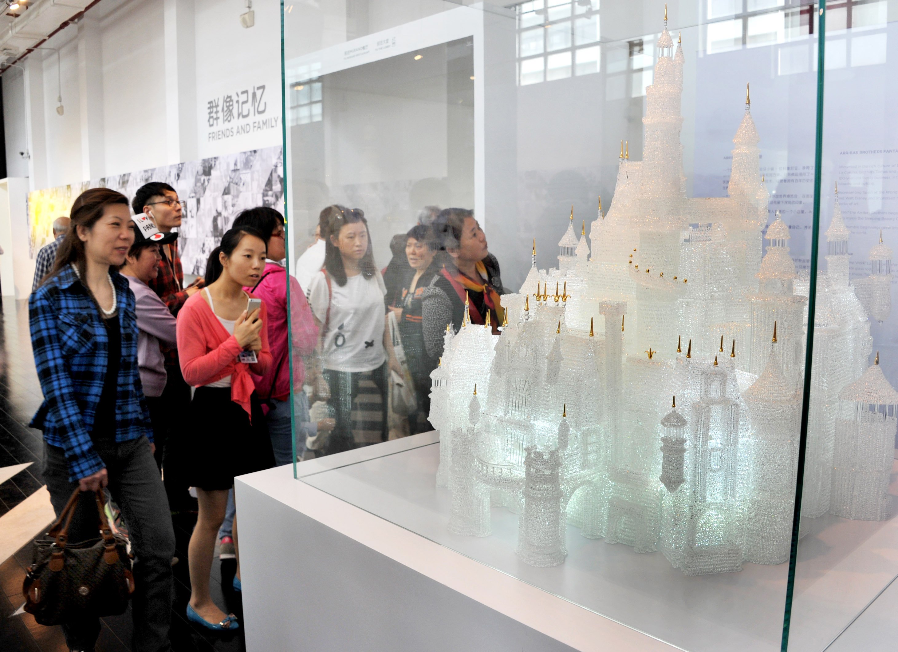 Personas viendo castillo de Disney durante el Día Internacional de los Museos el 18 de mayo de 2016 en Shanghái, China.│ Foto: Getty Images