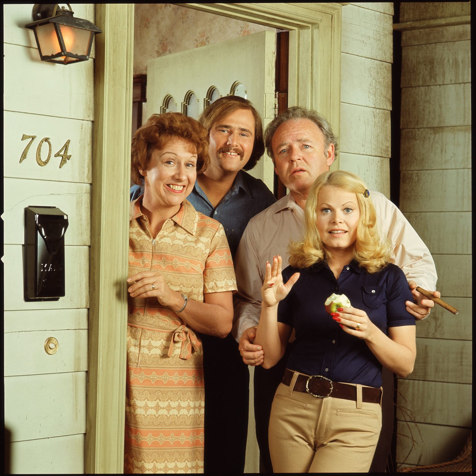 Imagen promocional que muestra a la actriz con otros miembros del elenco del programa de televisión estadounidense "All in the Family", alrededor de 1970 | Fuente: Getty Images