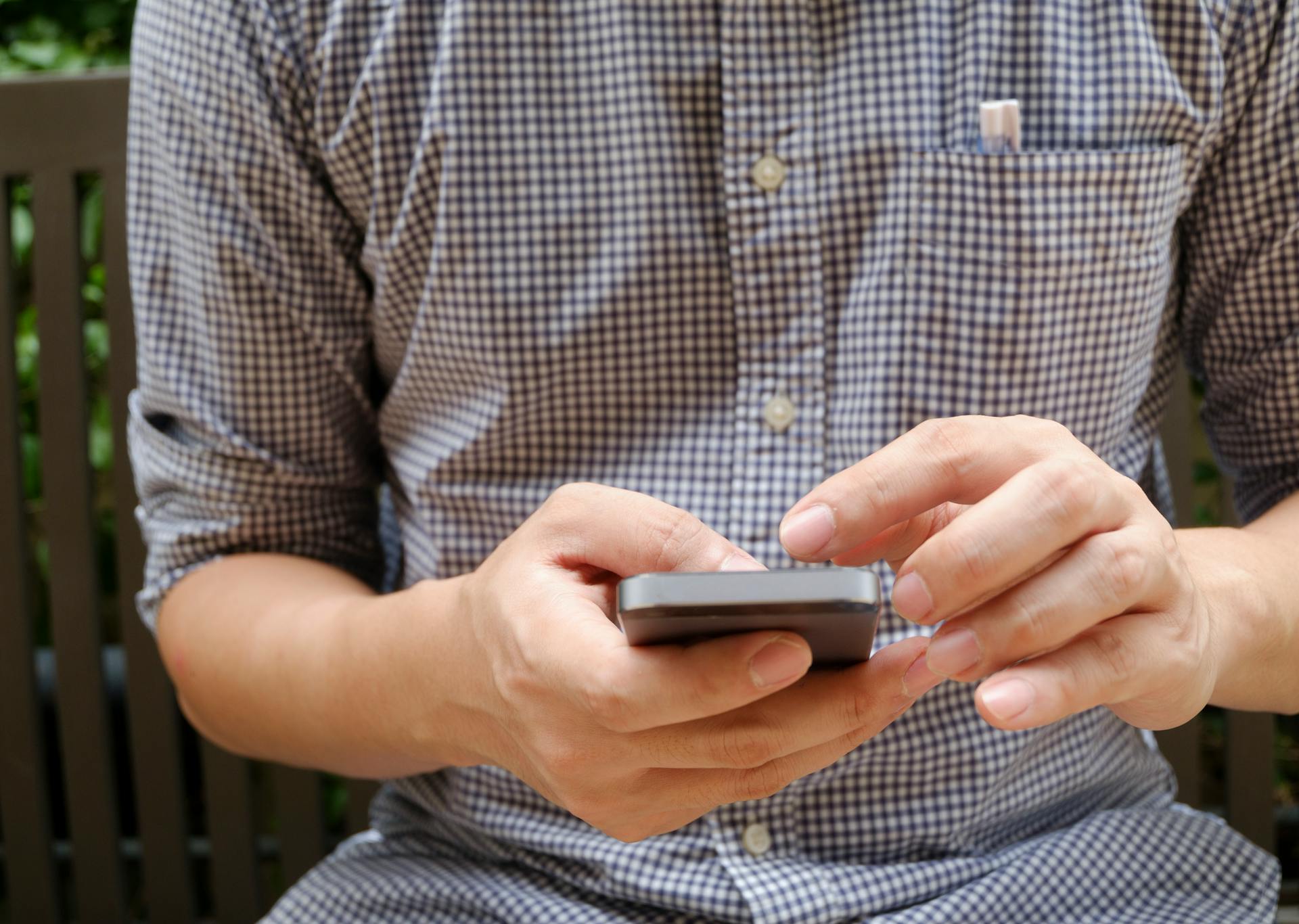 Un hombre tecleando un mensaje de texto | Fuente: Pexels