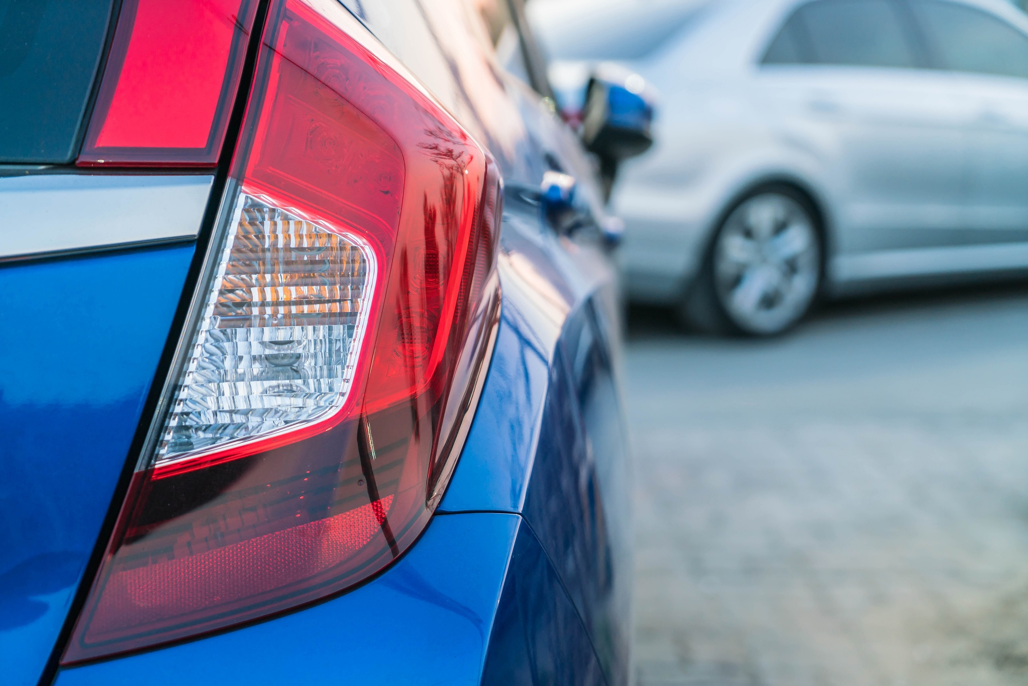 Primer plano de la luz trasera de un automóvil | Fuente: Freepik