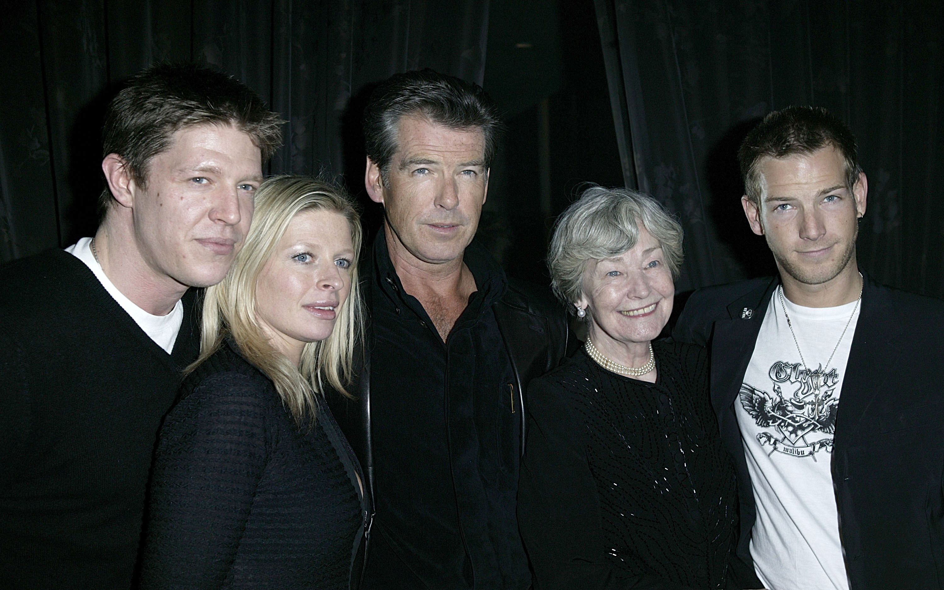 Christopher Brosnan, Charlotte Brosnan, May Smith, Pierce Brosnan y Sean Brosnan en la fiesta posterior a la presentación de "The Matador", el 21 de febrero de 2006, en Londres, Inglaterra | Fuente: Getty Images