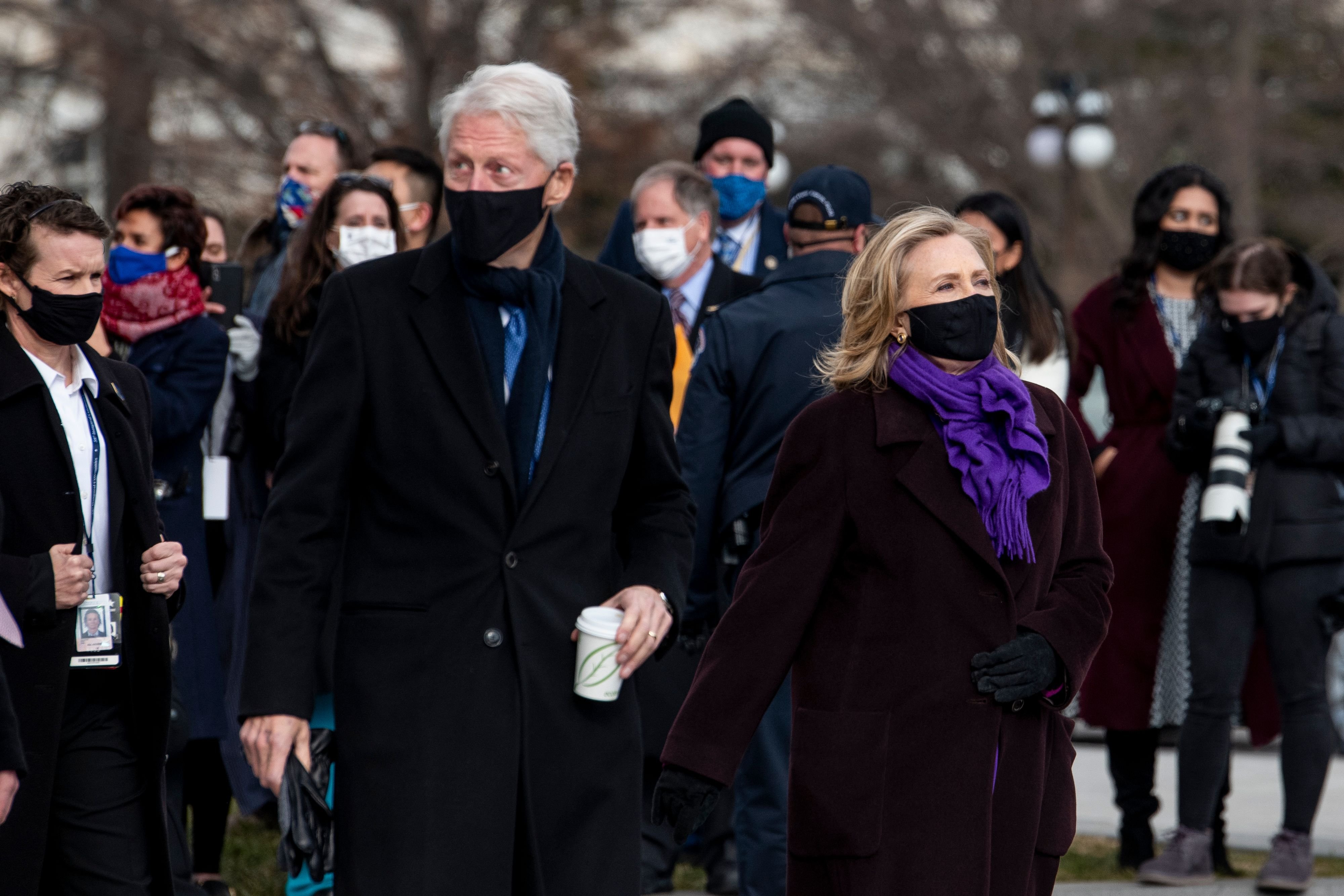 Bill Clinton y Hillary Clinton en la 59ª inauguración presidencial, el 20 de enero de 2021 en el Capitolio de los Estados Unidos en Washington, DC. | Foto: Getty Images