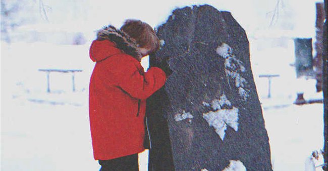 Niño llorando sobre una roca en un paisaje nevado. | Foto: Shutterstock