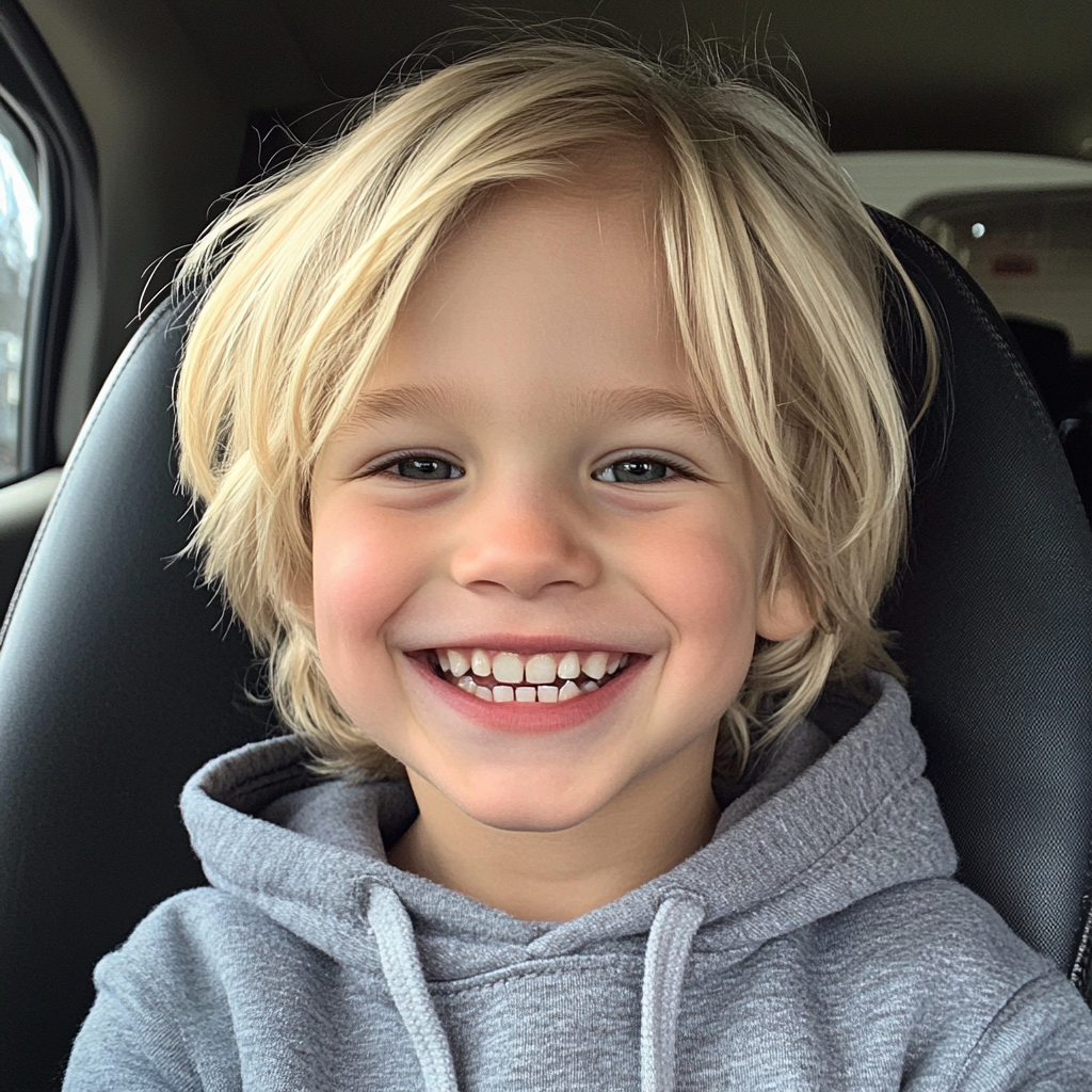 Un niño sonriente sentado en un automóvil | Fuente: Midjourney