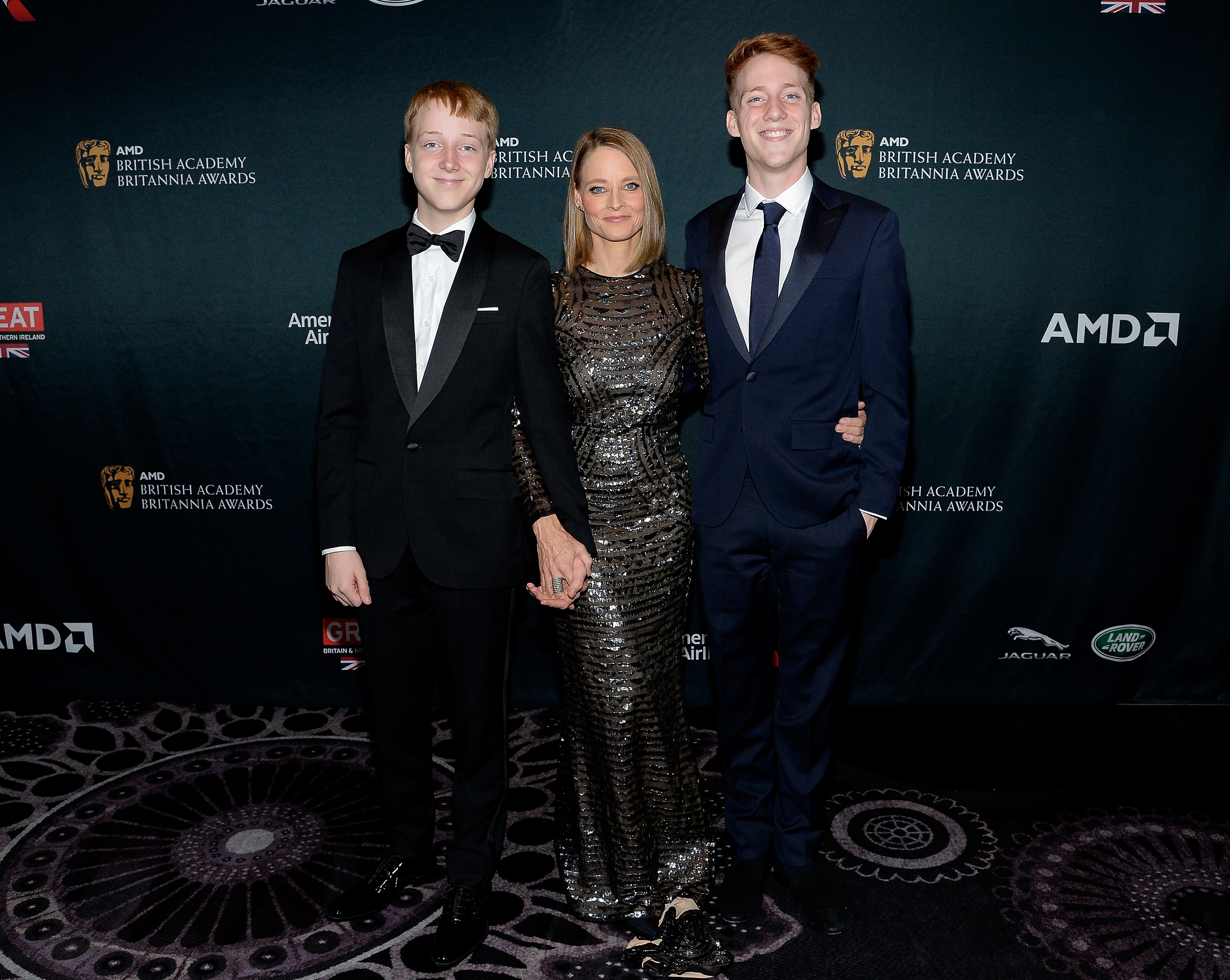 Kit Bernard Foster, Jodie Foster y Charles Bernard Foster en los Premios Britannia de la AMD British Academy el 28 de octubre de 2016, en Beverly Hills, California | Fuente: Getty Images