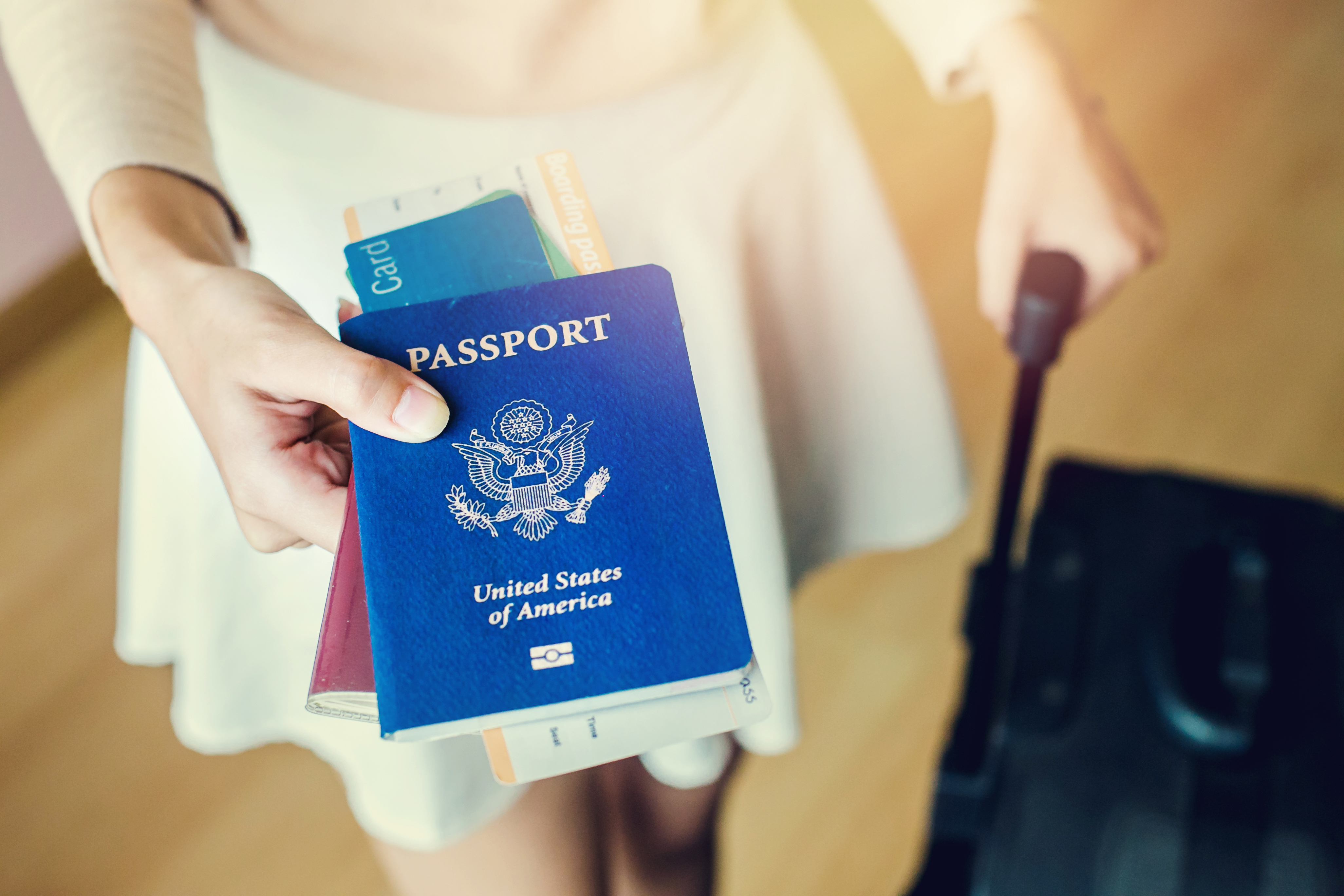 Niña con pasaporte y tarjeta de embarque | Foto: Shutterstock