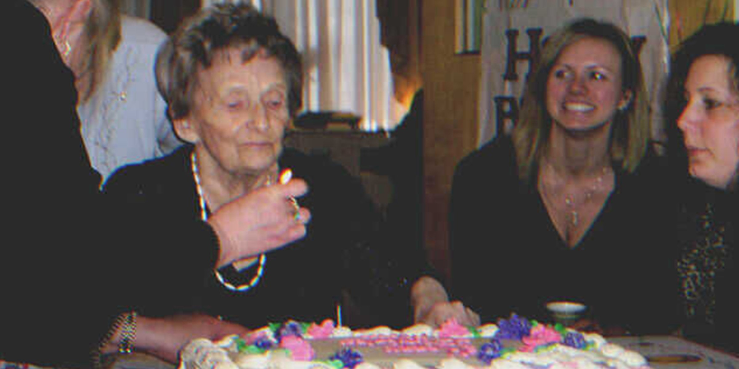 Una mujer mayor festejando su cumpleaños | Foto: Flickr.com/Mike Burns
