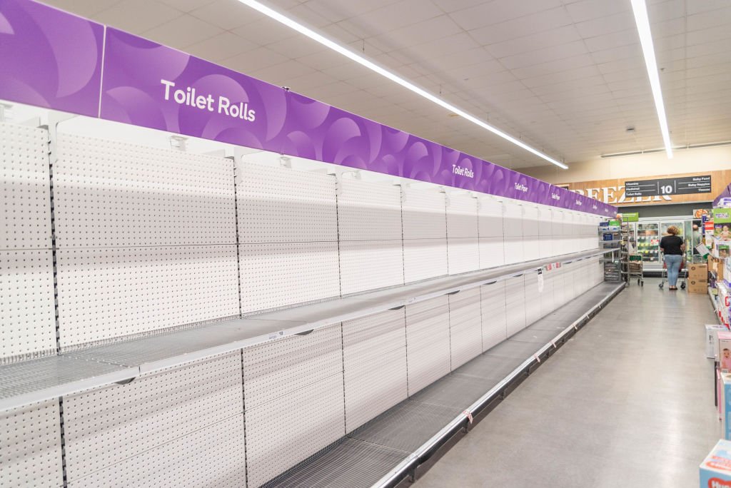 Estantes de papel higiénico vacíos en un supermercado en Australia. | Foto de Florent Rols a través de Getty Images