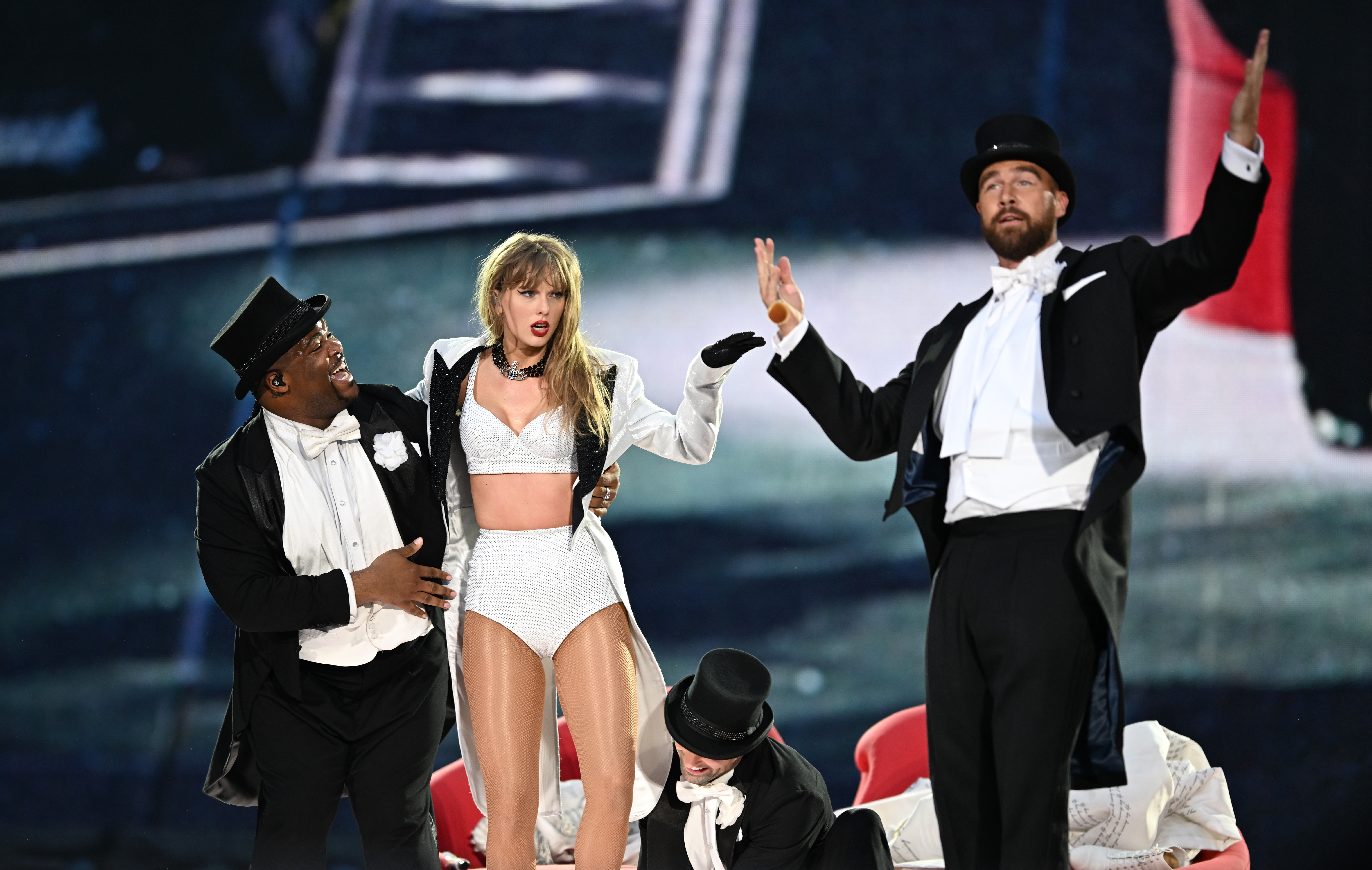 Taylor Swift es acompañada en el escenario por Travis Kelce durante "Taylor Swift | The Eras Tour" en el estadio de Wembley en Londres, Inglaterra, el 23 de junio de 2024 | Fuente: Getty Images