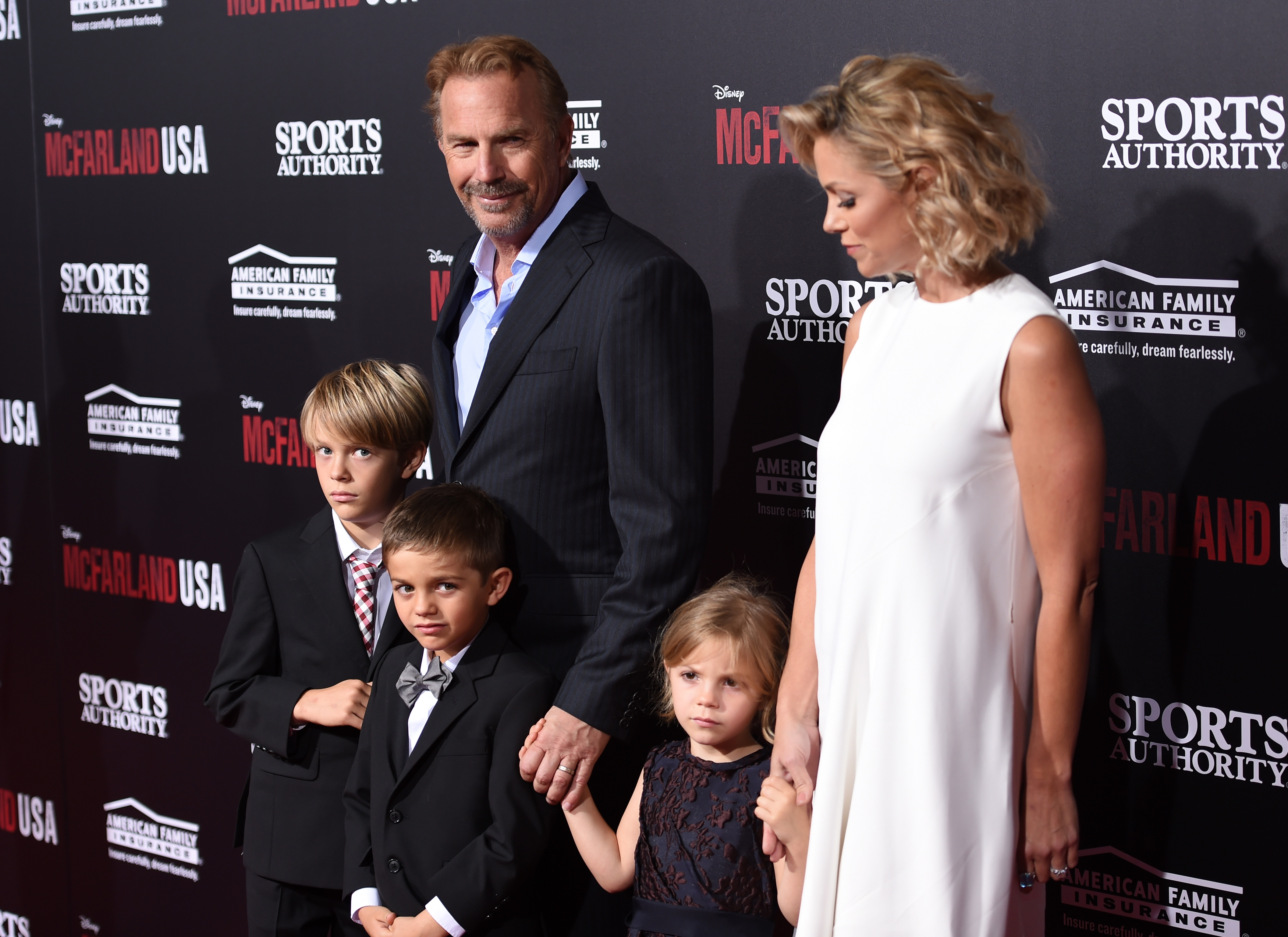 Kevin Costner, su esposa Christine Baumgartner, y sus hijos en el estreno mundial de "McFarland, USA", el 9 de febrero de 2015, en Hollywood, California. | Foto: Getty Images