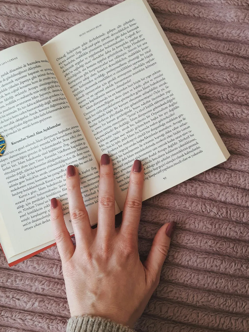 Una mujer leyendo un libro | Fuente: Pexels