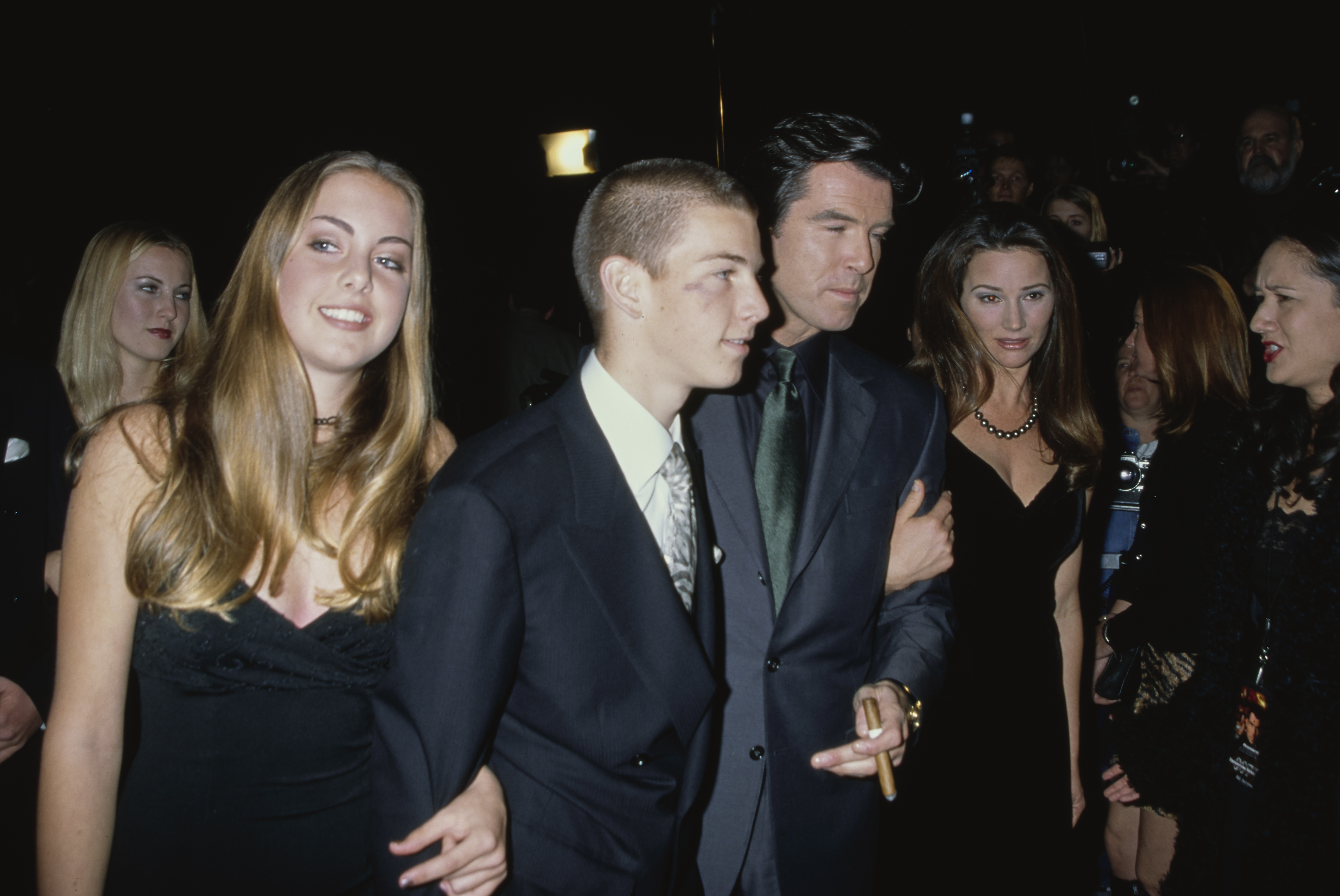 Charlotte, Sean y Pierce Brosnan y Keely Shaye Smith en el estreno de "Tomorrow never dies" en Los Ángeles, 1997. | Foto: Getty Images