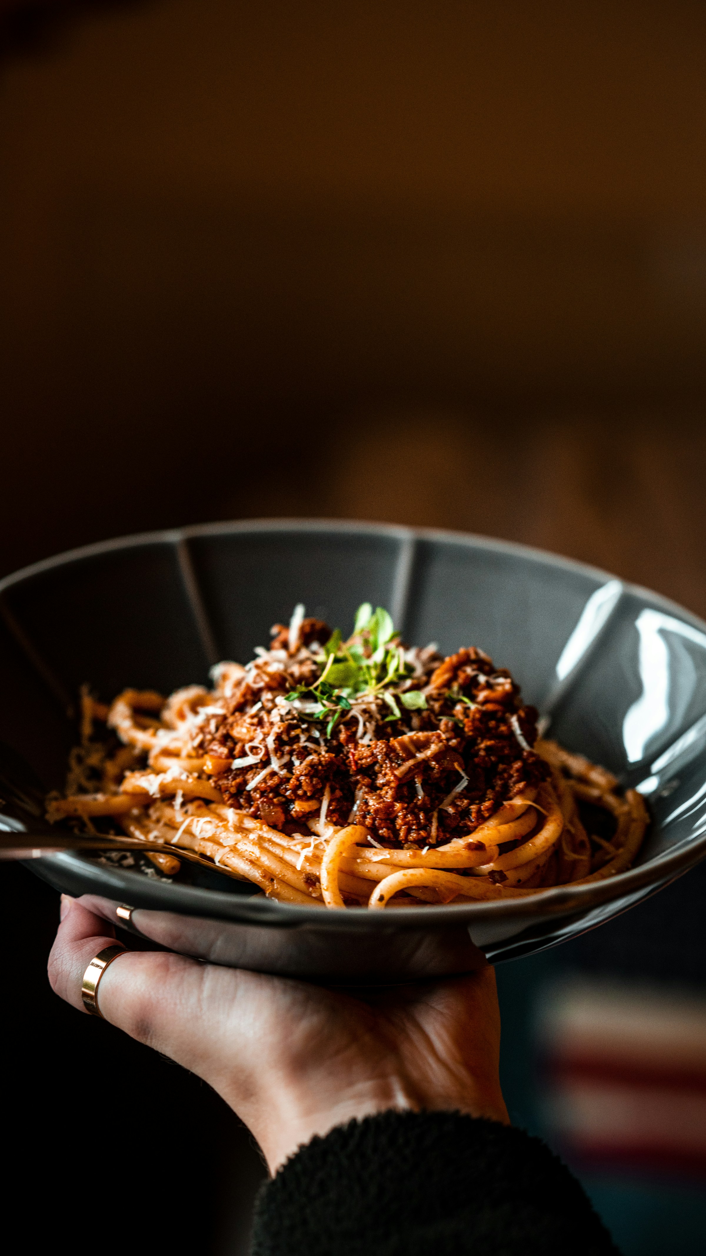 Persona sosteniendo un bol de pasta | Fuente: Unsplash