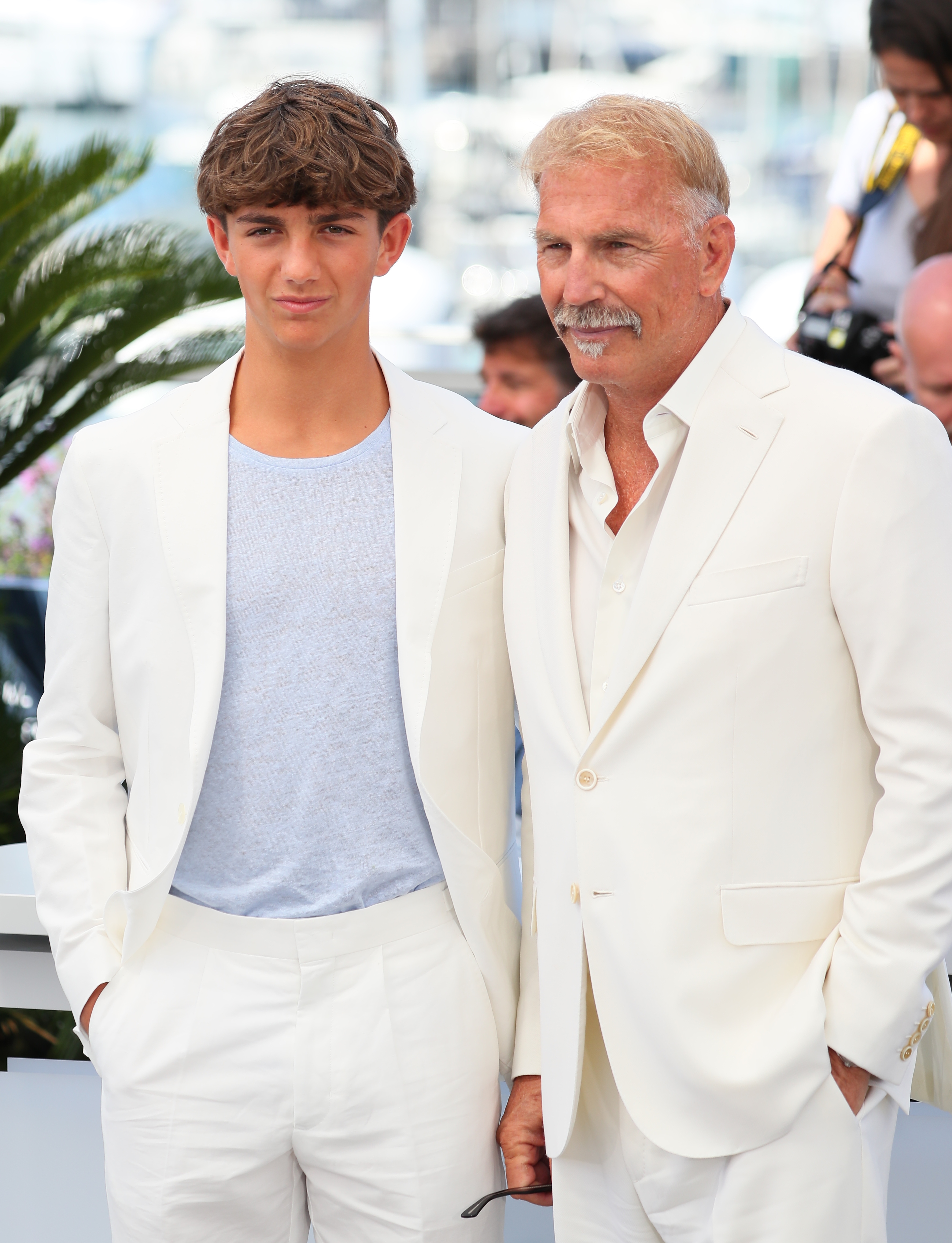 Kevin Costner y su hijo Hayes Costner asisten a la sesión fotográfica de "Horizon: An American Saga" en el 77º Festival de Cine de Cannes el 19 de mayo de 2024 | Fuente: Getty Images