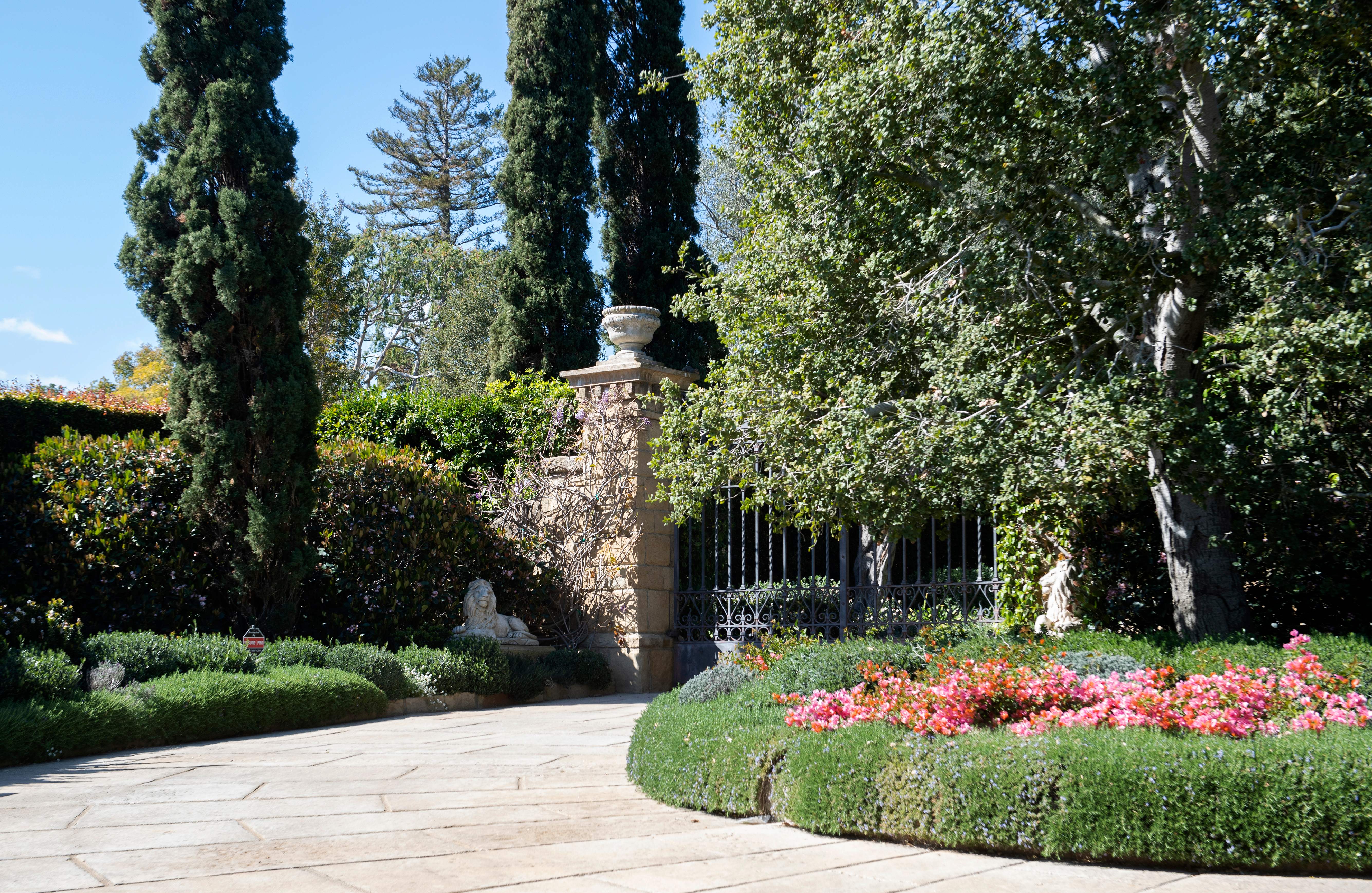 La puerta principal de la propiedad de Montecito, California, donde viven el príncipe Harry y Meghan Markle, 2021. | Foto: Getty Images