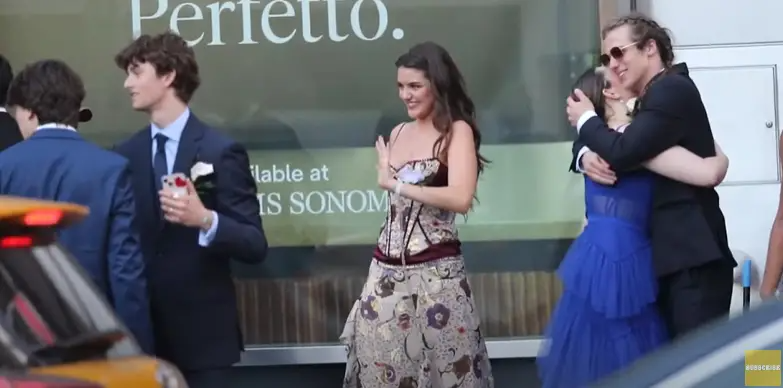 Suri celebró su baile de graduación en Nueva York en 2024, disfrutando del acontecimiento con sus amigos. Suri, que ha crecido casi siempre fuera del ojo público, ha adoptado una vida privada bajo la dirección de su madre mientras se prepara para su próximo capítulo | Fuente: YouTube/Page Six