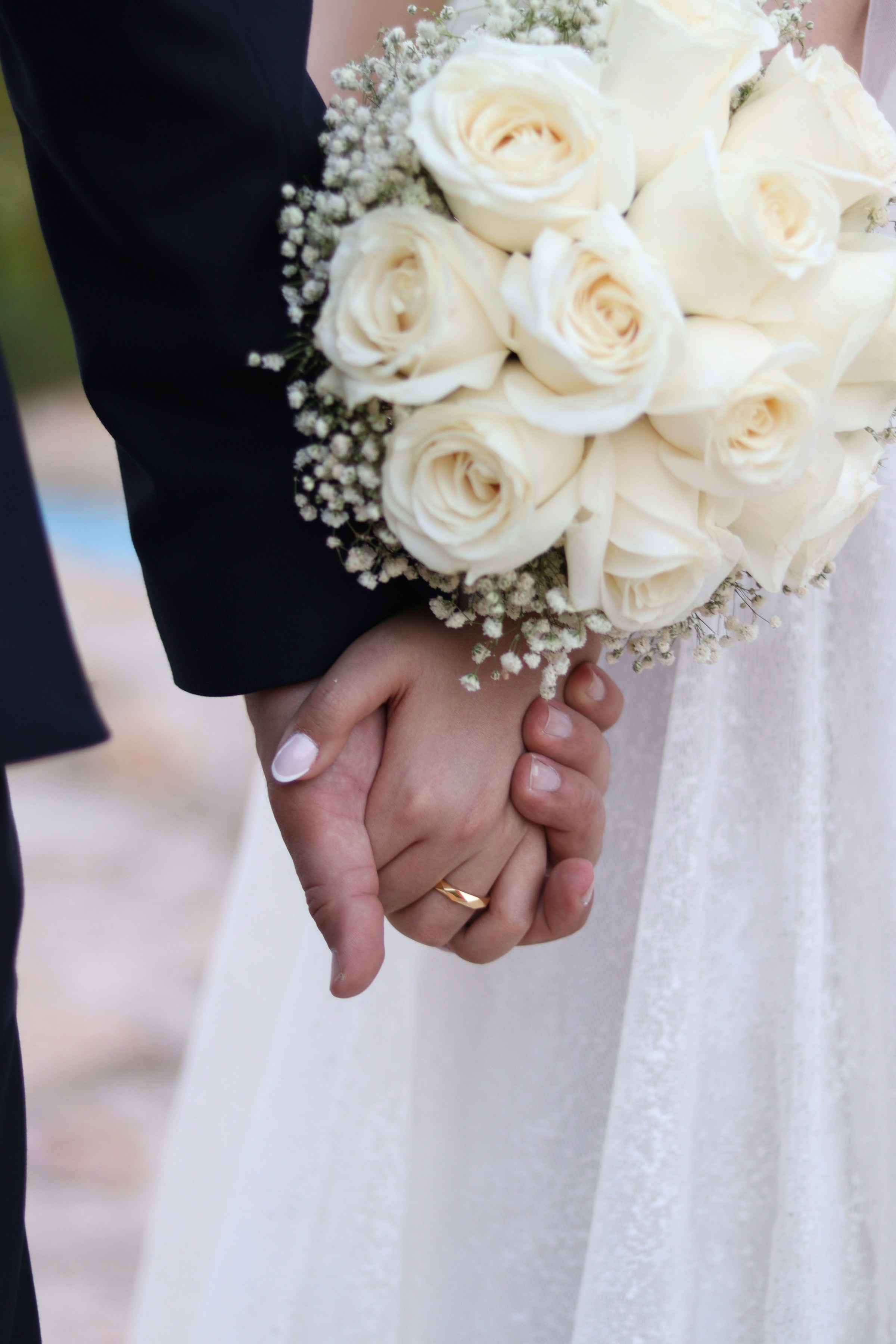 Una novia y un novio cogidos de la mano | Fuente: Unsplash