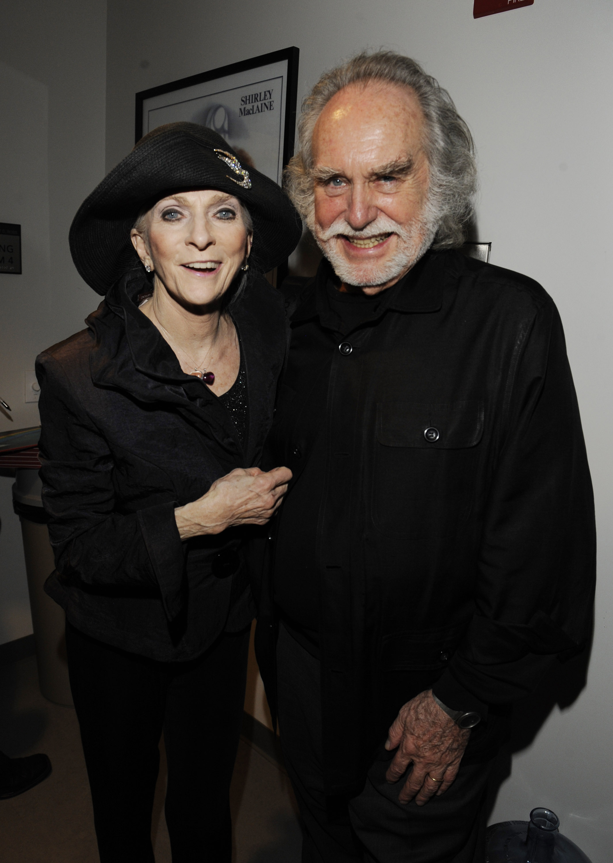 Louis Nelson y su famosa esposa fotografiados el 8 de octubre de 2010, en Santa Mónica, California | Fuente: Getty Images