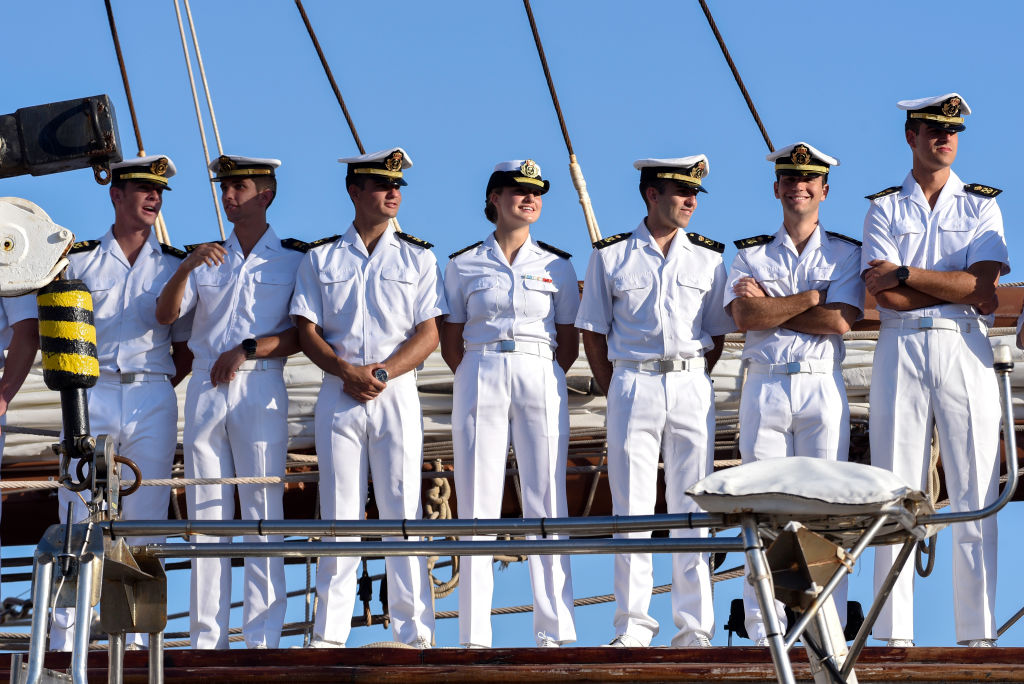 La princesa heredera Leonor de España (C) y otros compañeros de entrenamiento de la Armada española asisten a una ceremonia tras su llegada al puerto de Montevideo el 5 de marzo de 2025 en Montevideo, Uruguay, como parte de un viaje a bordo del buque "Juan Sebastián de Elcano". | Fuente: Getty Images