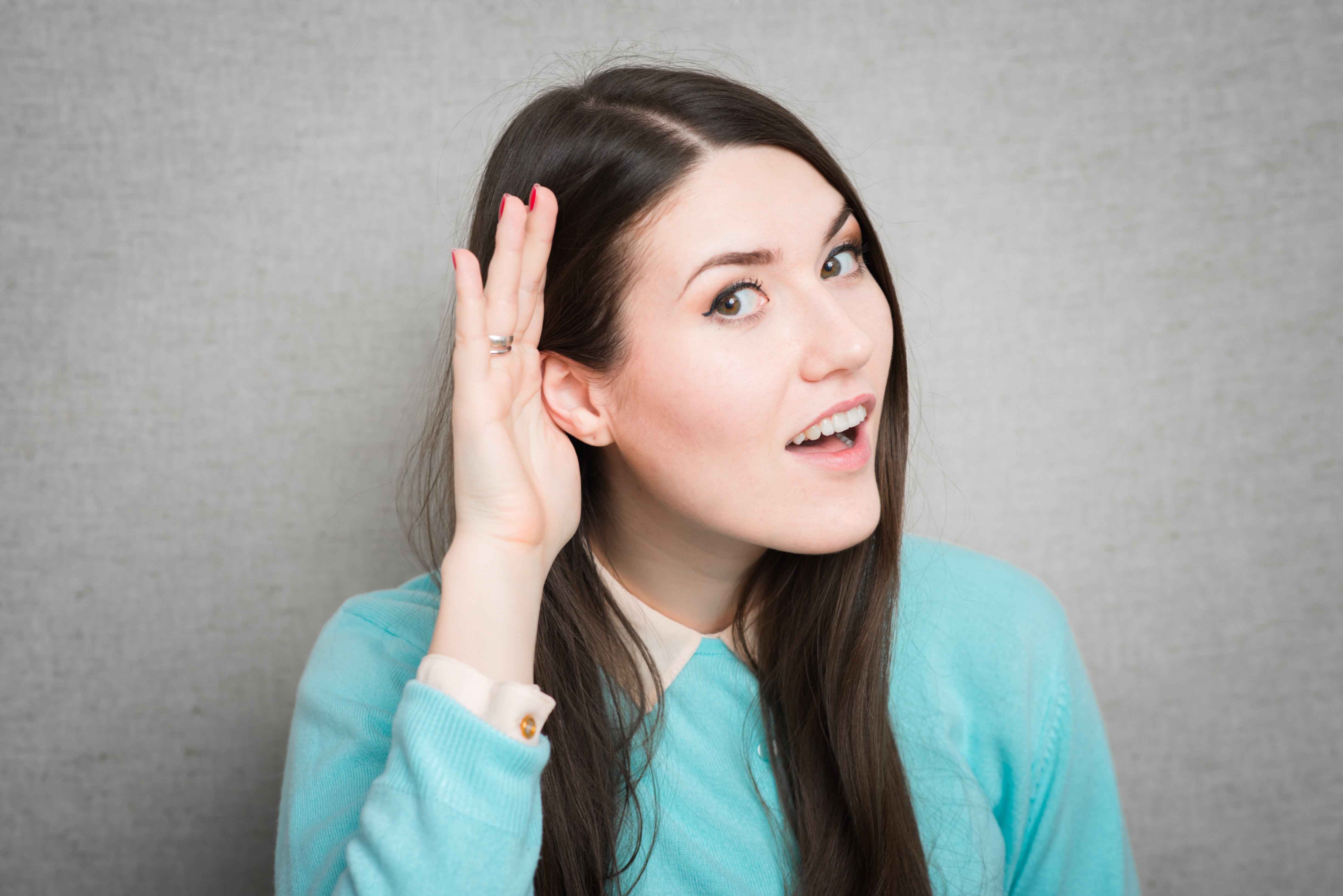 Mujer tratando de escuchar. | Foto: Shutterstock