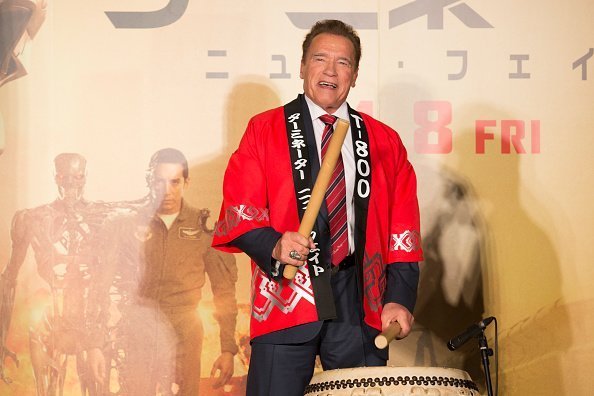 Arnold Schwarzenegger asiste al estreno en Japón de 'Terminator: Dark Fate' en Shinjuku Kabuki-cho Godzilla Road en Tokio, Japón. | Foto: Getty Images