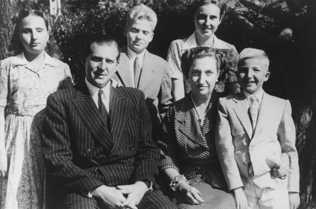 Margarita, Juan de Borbón, Juan Carlos, María de las Mercedes de Borbón, Pilar y Alfonso hacia 1950. | Foto: Getty Images