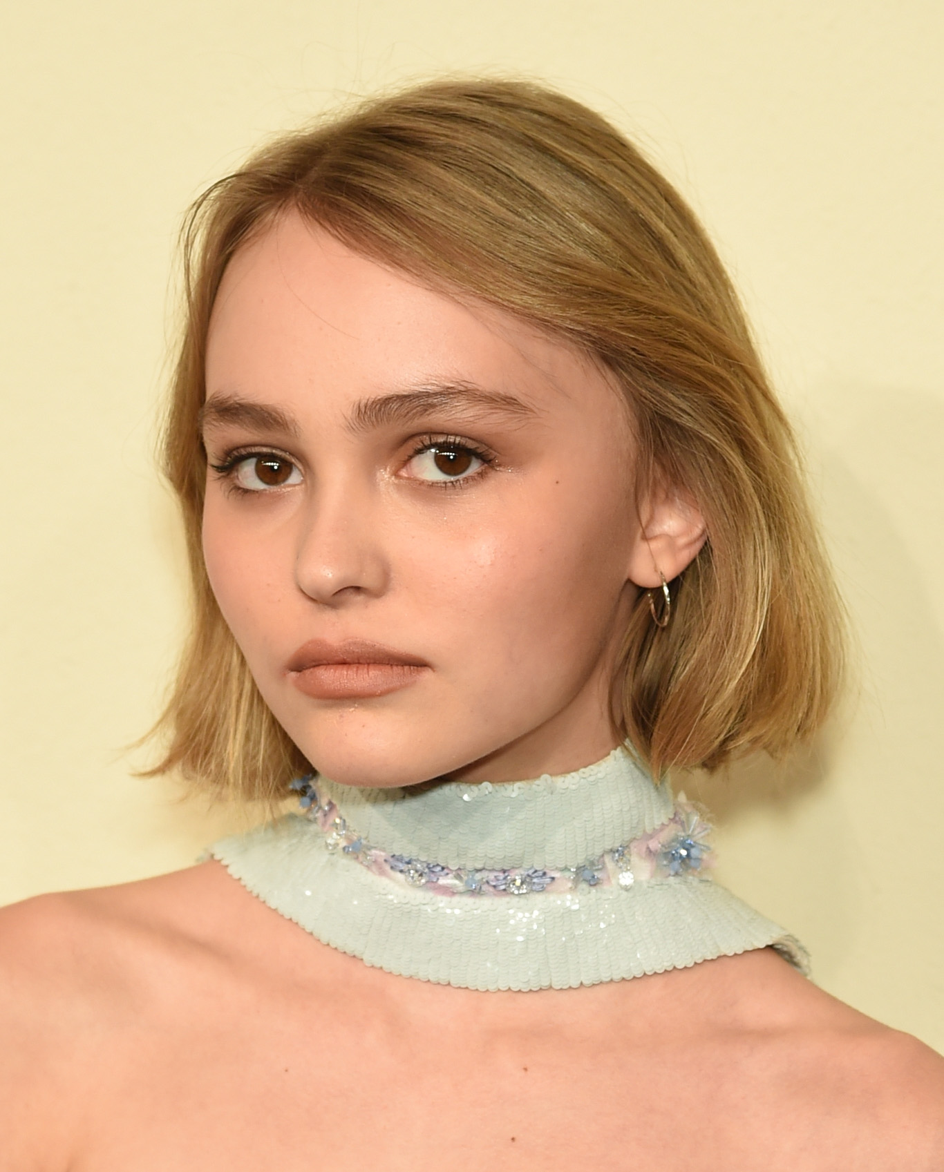 Lily-Rose Depp asiste al evento de la colección Métiers d'Art Paris-Salzburg 2014/15 de Chanel en Nueva York el 31 de marzo de 2015. Su aparición refleja sus inicios en la moda, años antes de que su reciente look en el rodaje de "Playmates" llamara la atención en redes. | Fuente: Getty Images