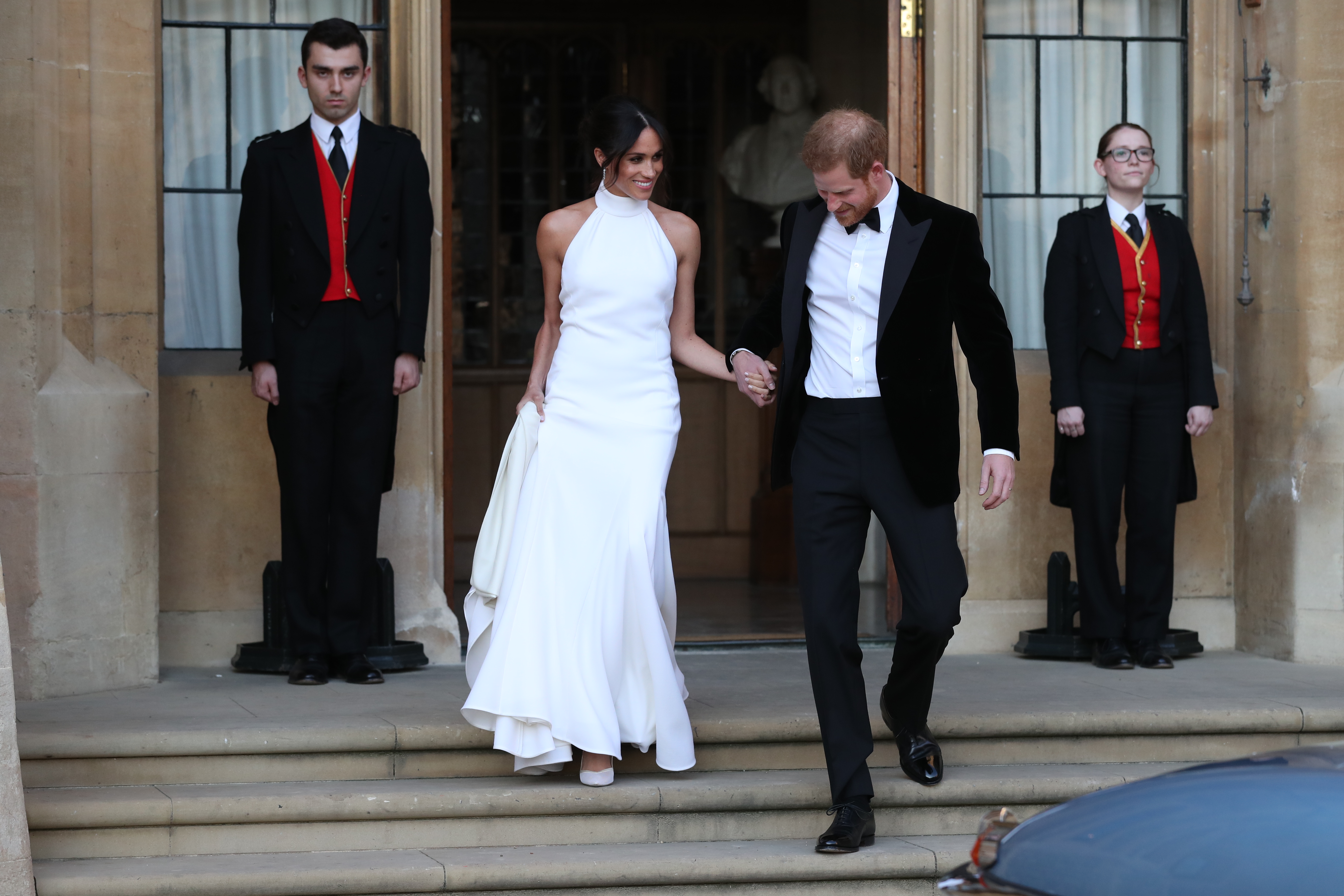 Meghan Markle y el príncipe Harry abandonan el castillo de Windsor para asistir a una recepción nocturna en Windsor, Inglaterra, el 19 de mayo de 2018 | Fuente: Getty Images