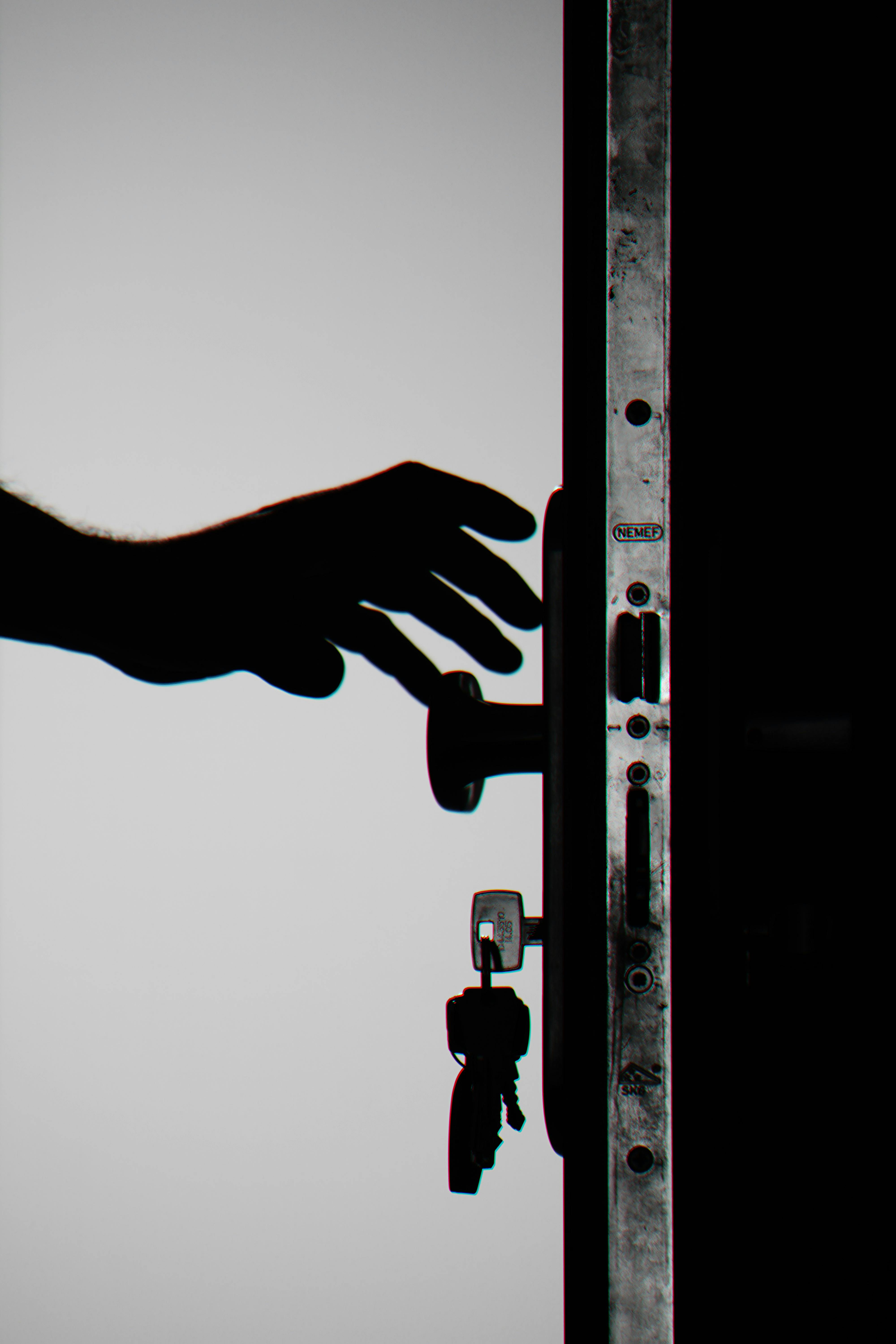 Una persona a punto de abrir una puerta | Fuente: Pexels