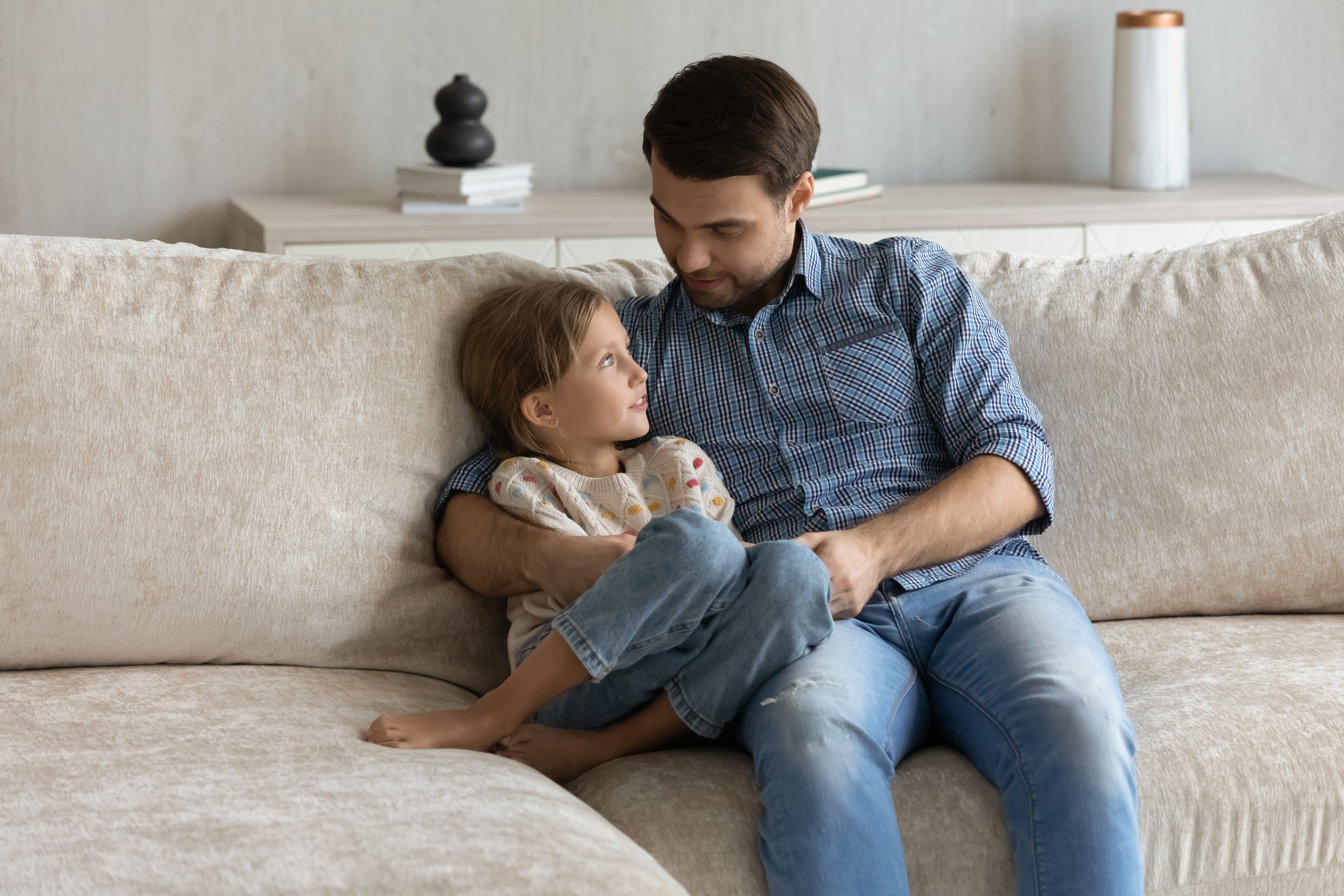 Un padre hablando con su hija | Foto: Shutterstock