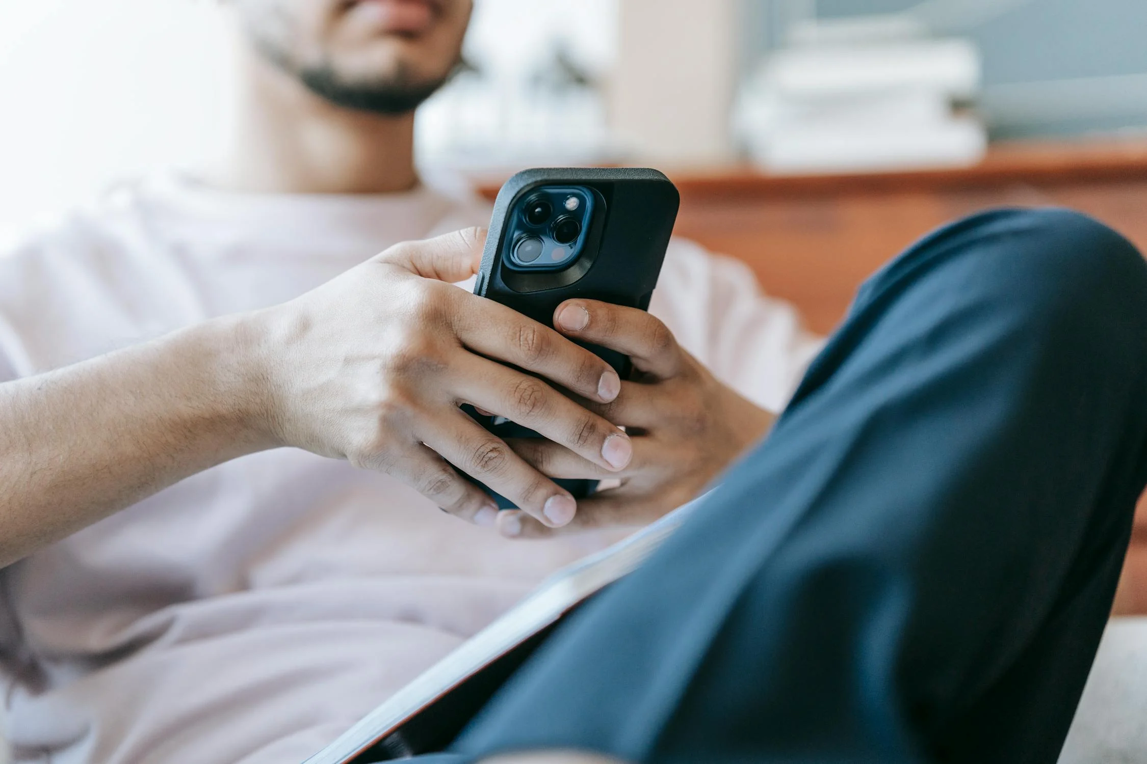 Un hombre sujetando su teléfono | Fuente: Pexels