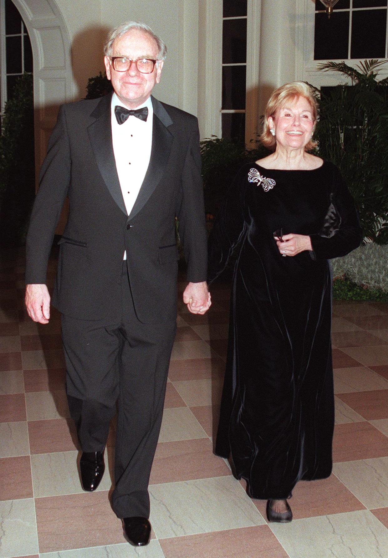 Warren y Susan Buffett asisten a una cena de estado en honor de Tony Blair y Cherie en la Casa Blanca el 5 de febrero de 1998. | Fuente: Getty Images