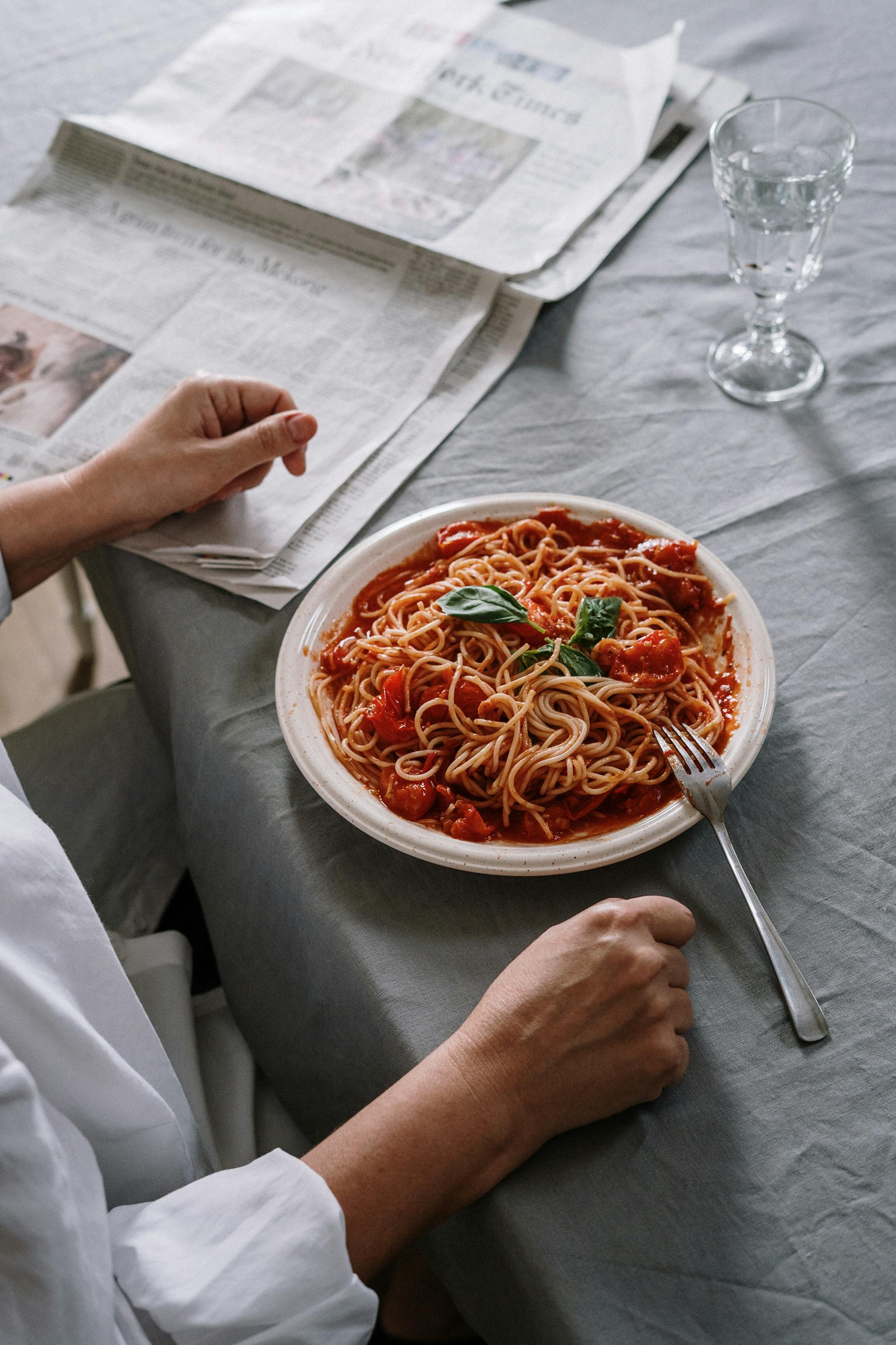 Un hombre en una mesa cenando | Fuente: Pexels