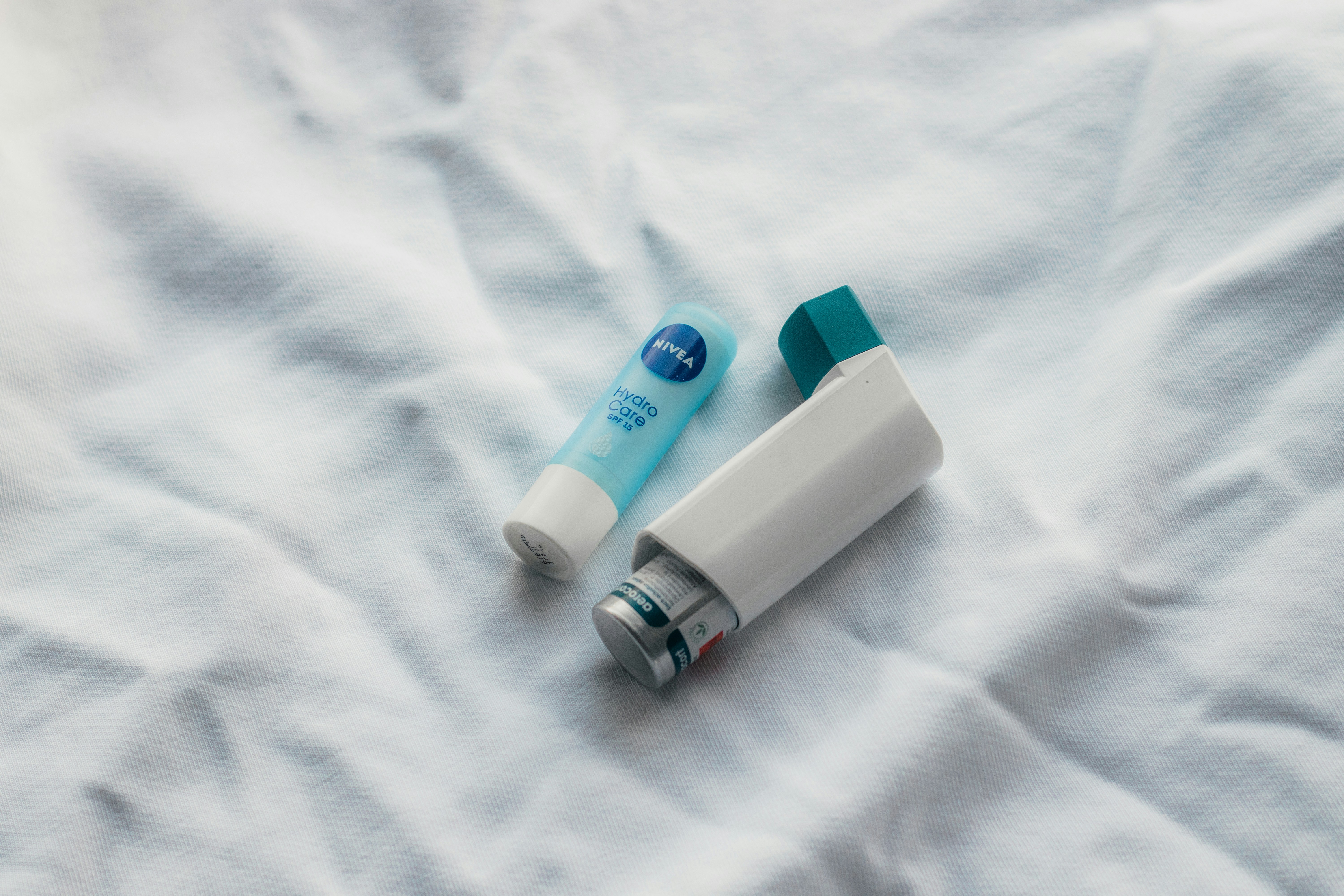 Un inhalador para el asma sobre una cama | Fuente: Unsplash