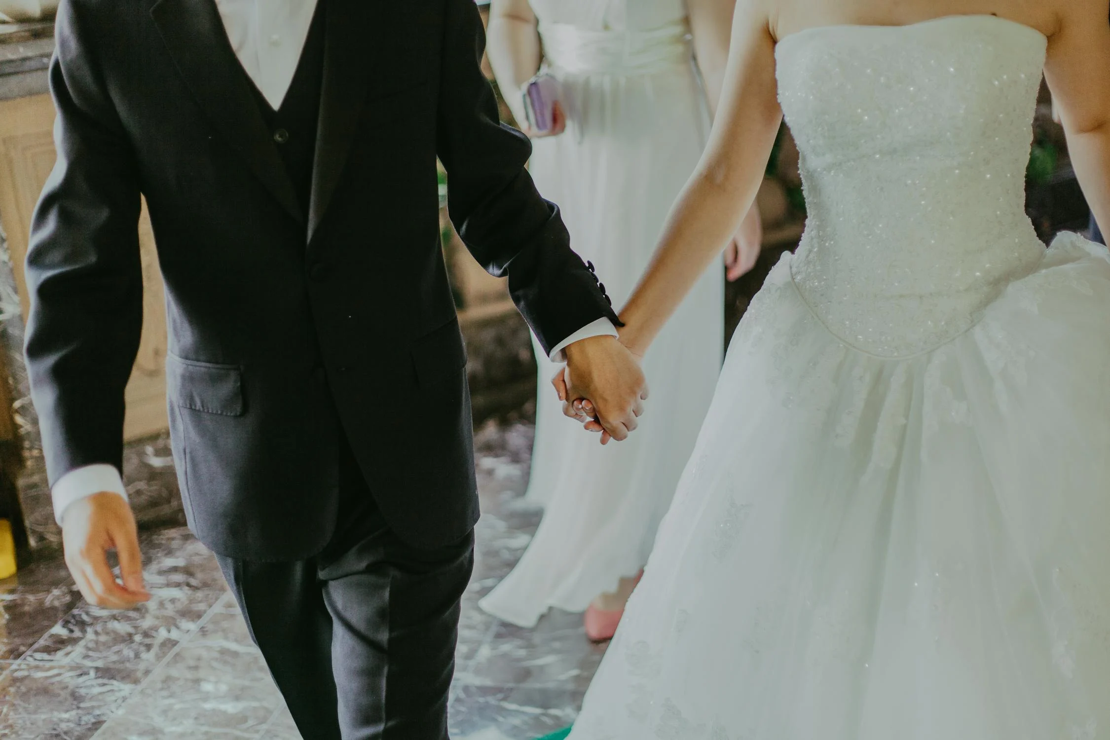 Una pareja caminando hacia el altar | Fuente: Pexels