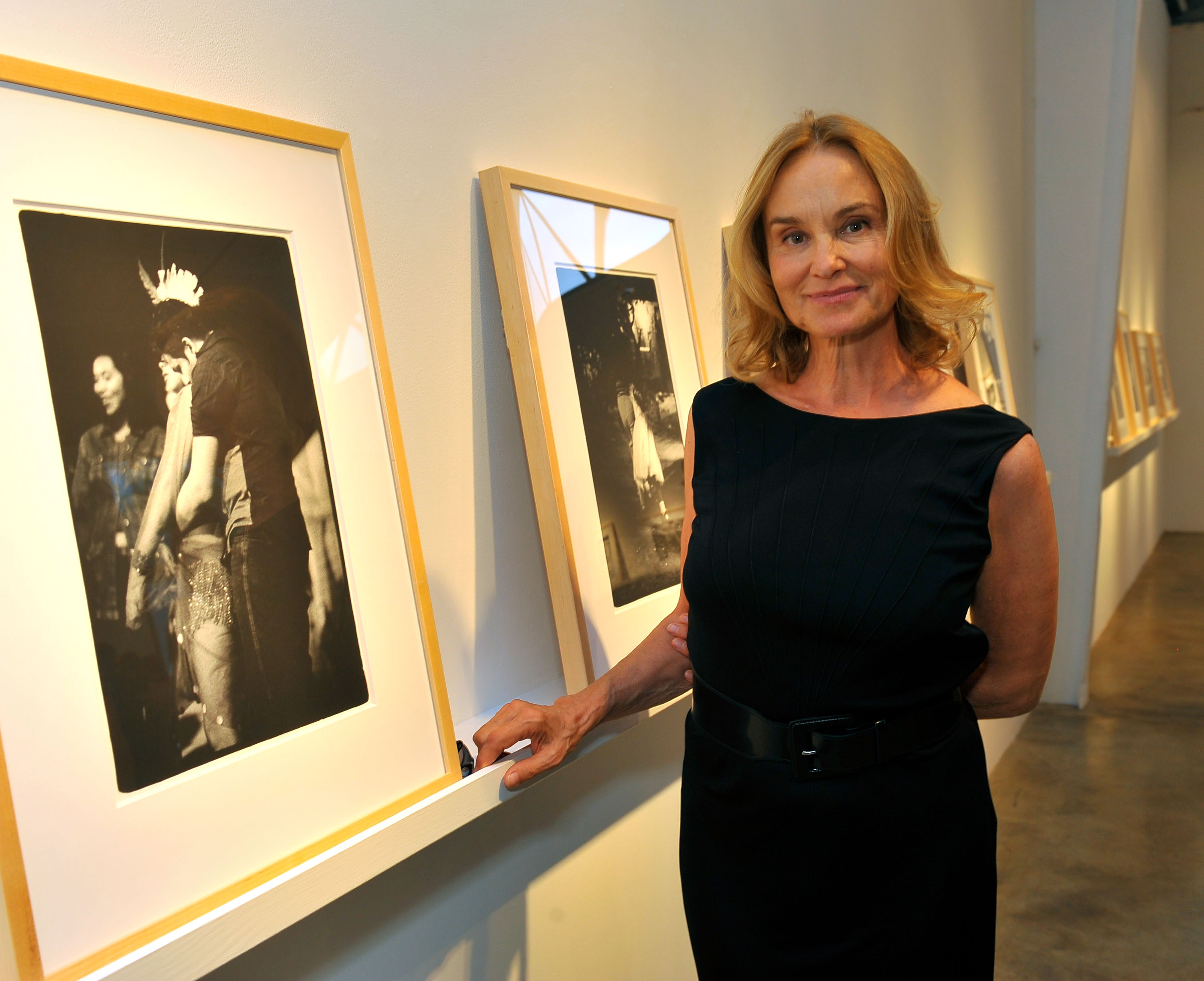 Jessica Lange posa con sus fotografías durante la recepción de 'Jessica Lange: 50 Photographs 1992-2008' en The Rose Gallery el 18 de julio de 2009 en Santa Mónica, California | Fuente: Getty Images