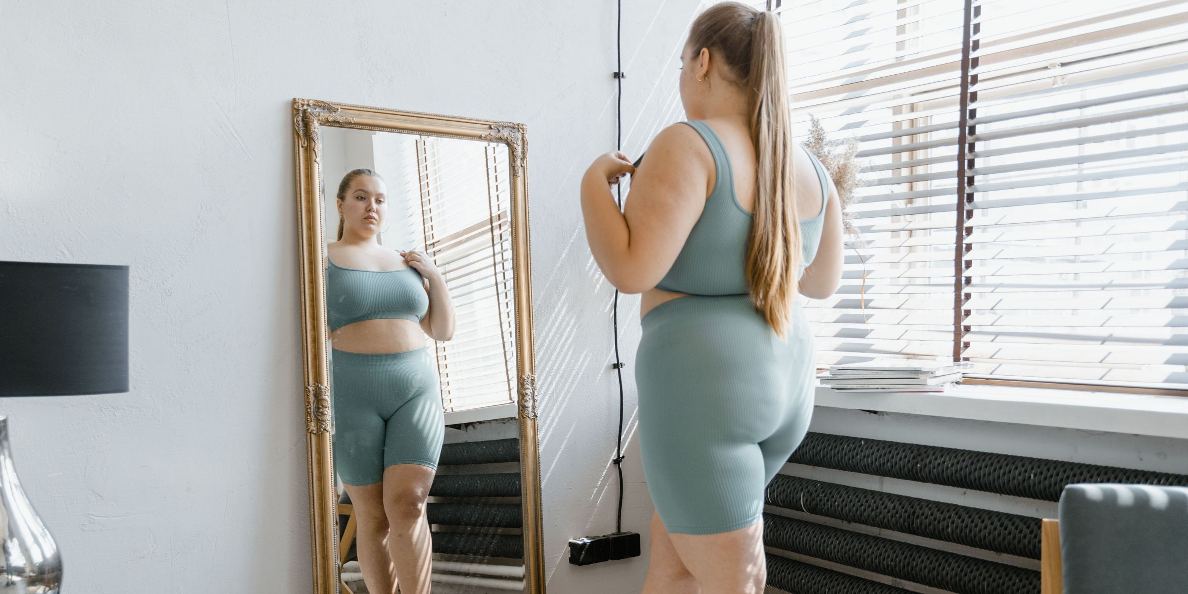 Una donna in piedi davanti a uno specchio | Fonte: Pexels