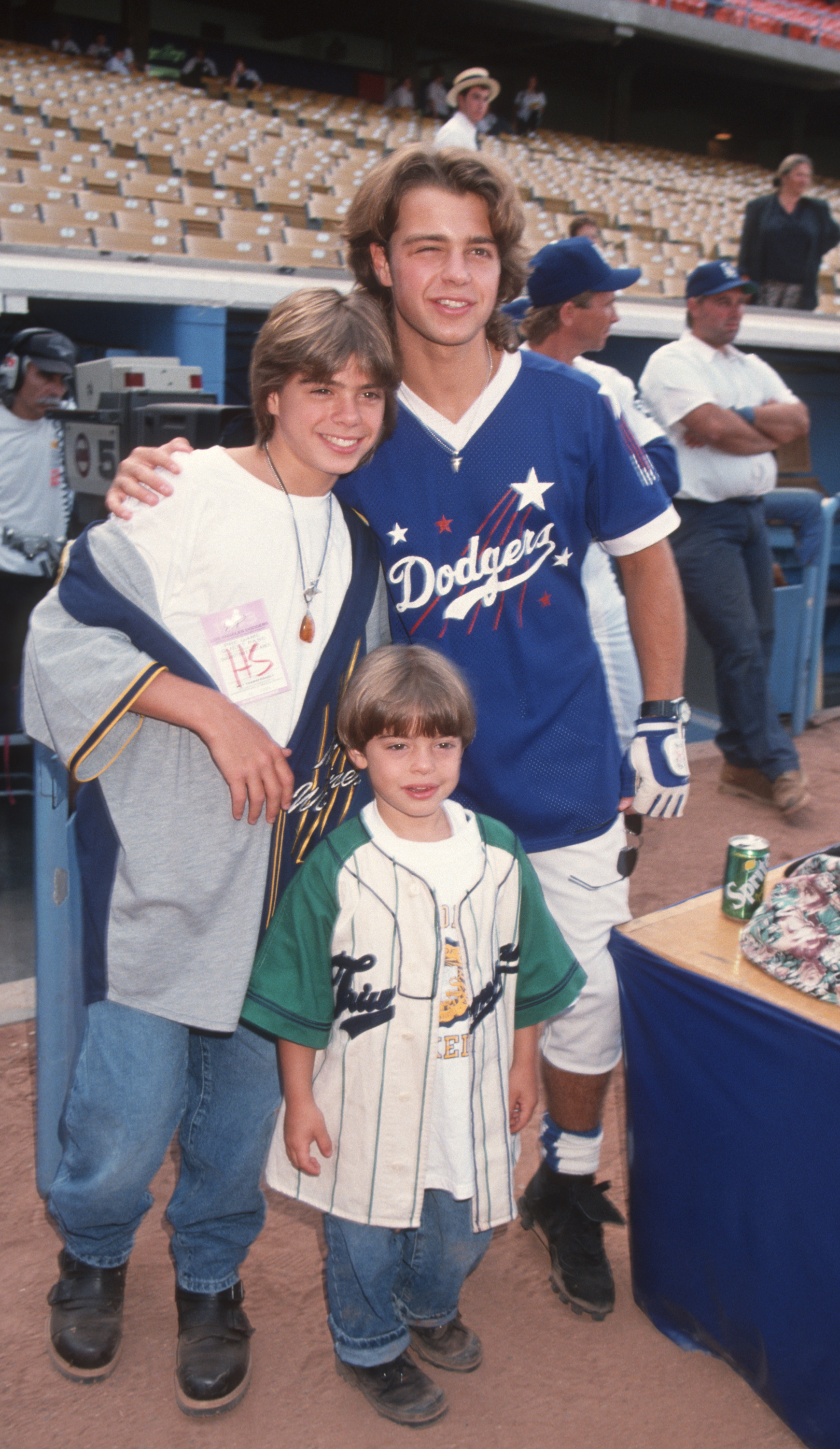 Los hermanos durante el partido de béisbol de las estrellas de Hollywood el 14 de agosto de 1993 | Fuente: Getty Images