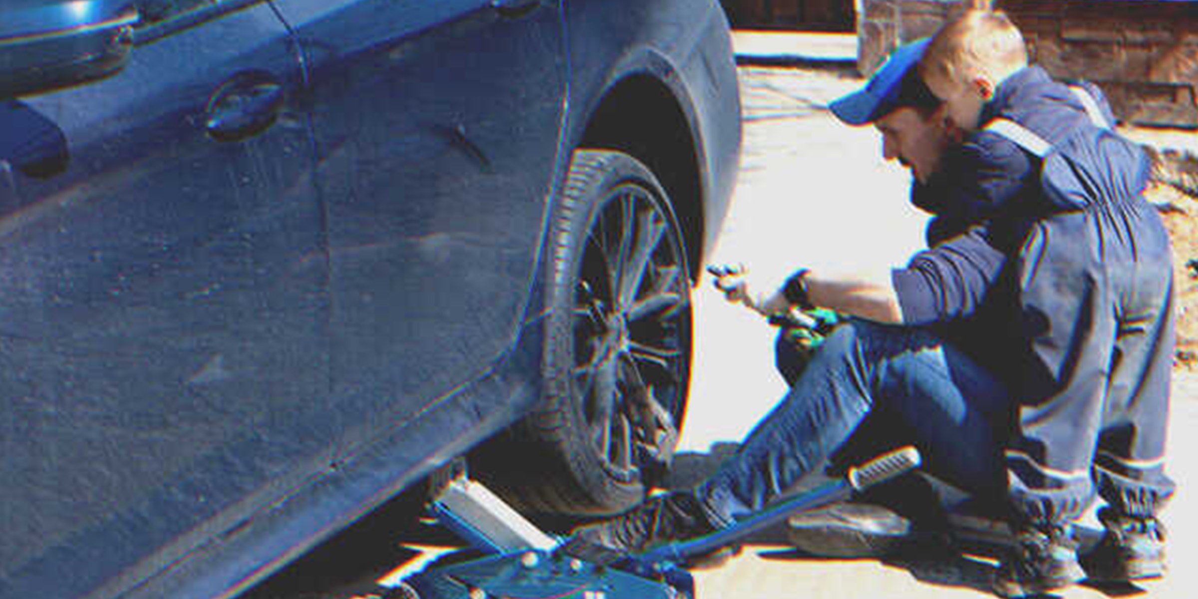 Un hombre y su hijo arreglando un auto | Foto: Shutterstock