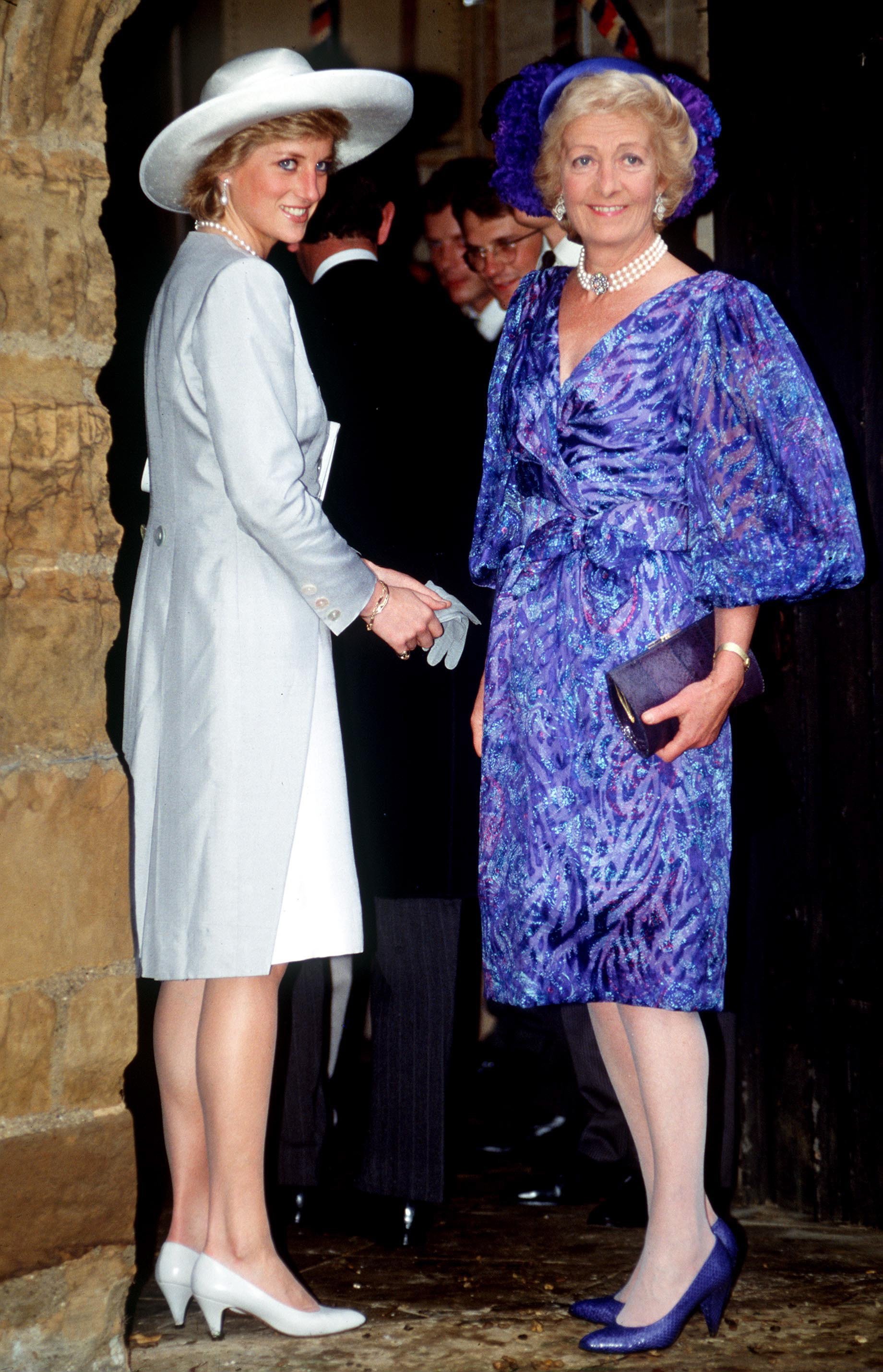 La princesa Diana y su madre Frances Shand-Kydd asistieron a la boda del vizconde y la vizcondesa Althorp en la iglesia de Santa María la Virgen en Great Brington. | Foto: Getty Images