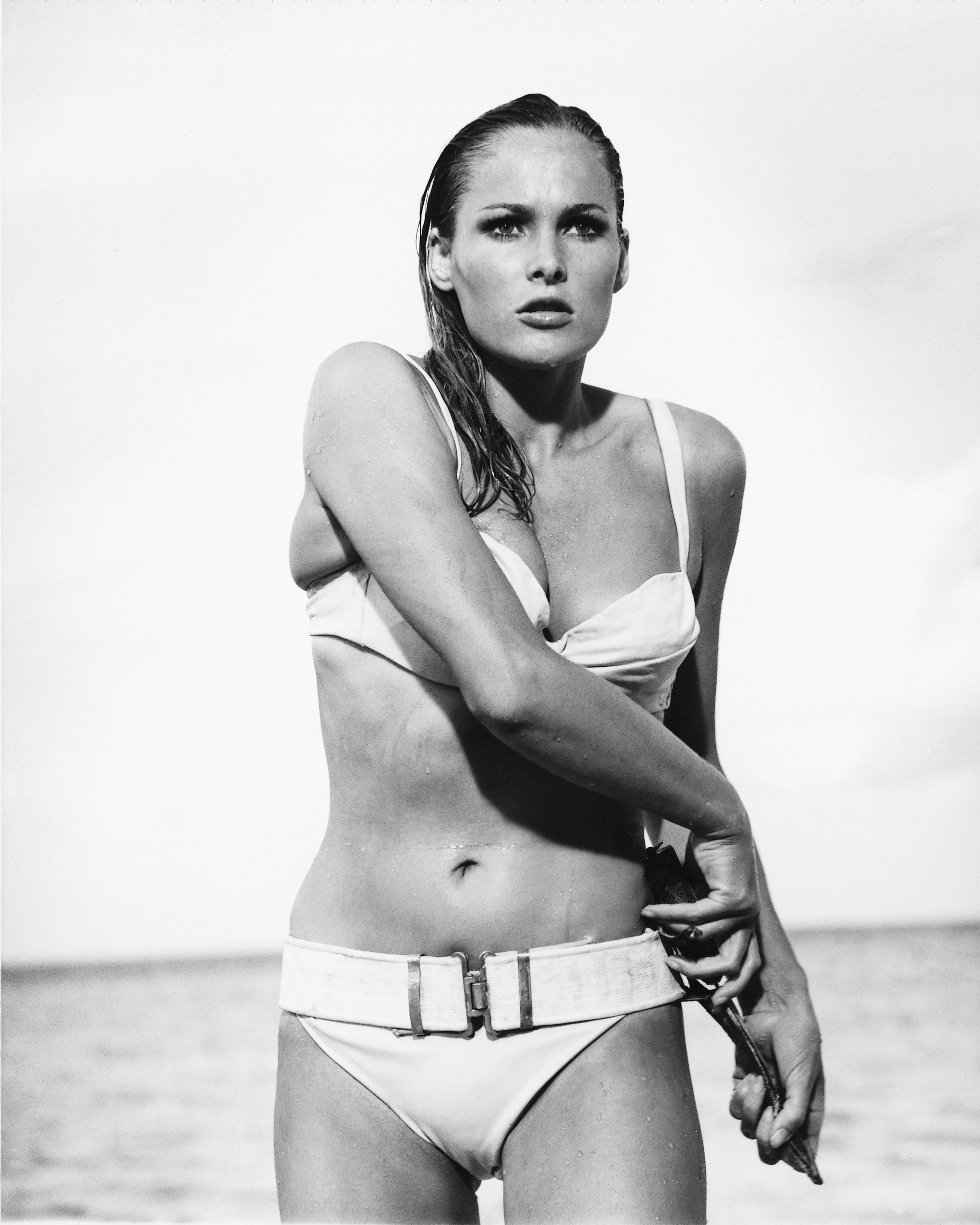 Ursula Andress como Honey Ryder en la película de James Bond "Dr. No", en 1962. | Fuente: Getty Images