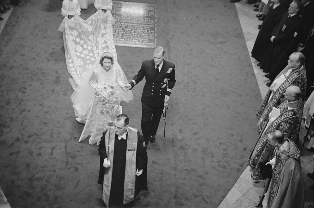 Elizabeth II y el príncipe Philip recorren el pasillo de la Abadía de Westminster, Londres, el día de su boda, el 20 de noviembre de 1947. | Foto: Getty Images