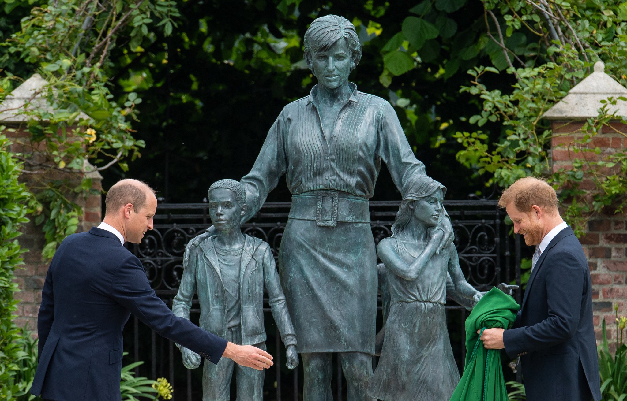 Príncipes William y Harry en Londres en julio de 2021. | Foto: Getty Images