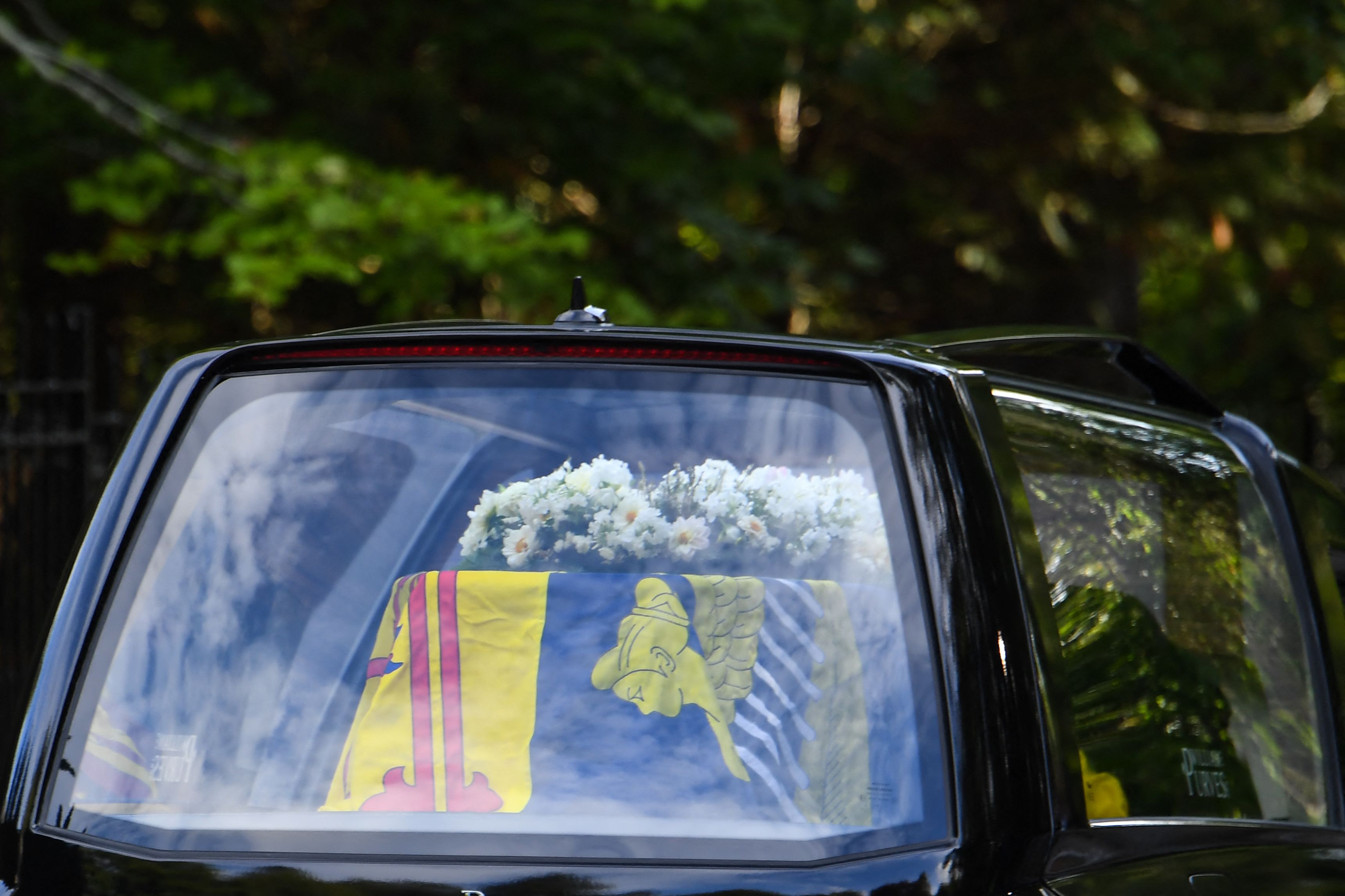 Coche fúnebre que transporta el féretro de la reina Elizabeth II se aleja del castillo de Balmoral el 11 de septiembre de 2022 | Foto: Getty Images