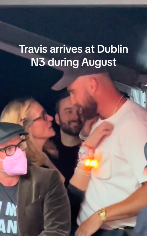 Julia Roberts arañando el pecho de Travis Kelce en el concierto de Taylor Swift en Dublín, publicado el 1 de julio de 2024 | Fuente: TikTok/kelleyfarrelly